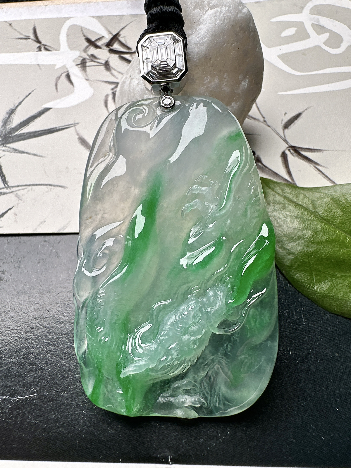 【冰种飘绿龙牌】实物冰感非常强，冰润细腻，通透感强，起胶感强，工艺雕刻很精细，18k金钻镶嵌，裸石尺