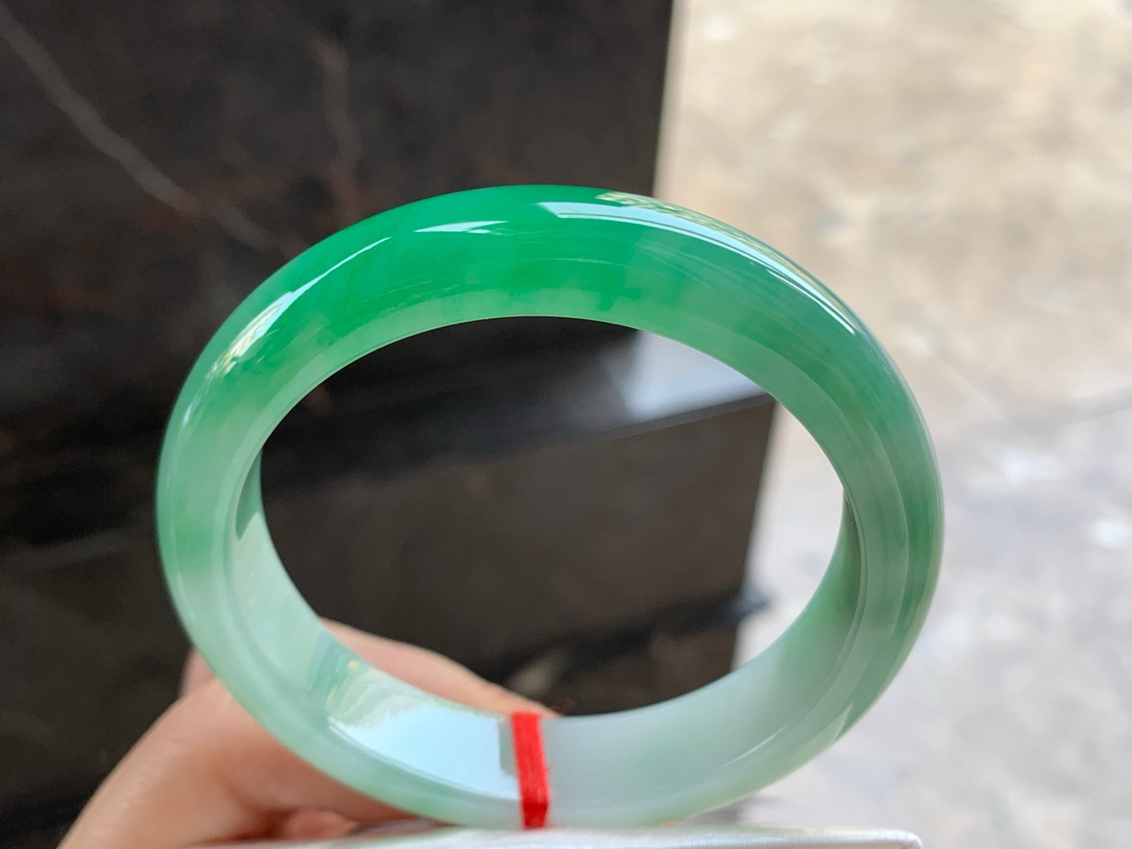 56-12.6-8.7

辣绿色手镯^_^颜色鲜艳 玉质温润