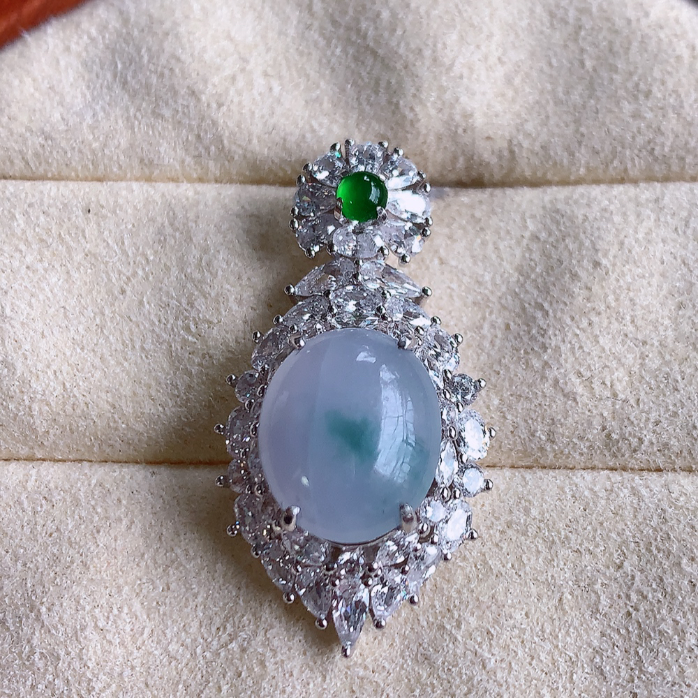 冰润紫罗兰蛋面翡翠吊坠，925银镶嵌  质地细腻，清秀高雅，饱满圆润  款式大方经典，颜色鲜艳，沁人心脾，高质量精品   W502.28  整体尺寸：30-16-9.3mm   裸石尺寸：12-10mm