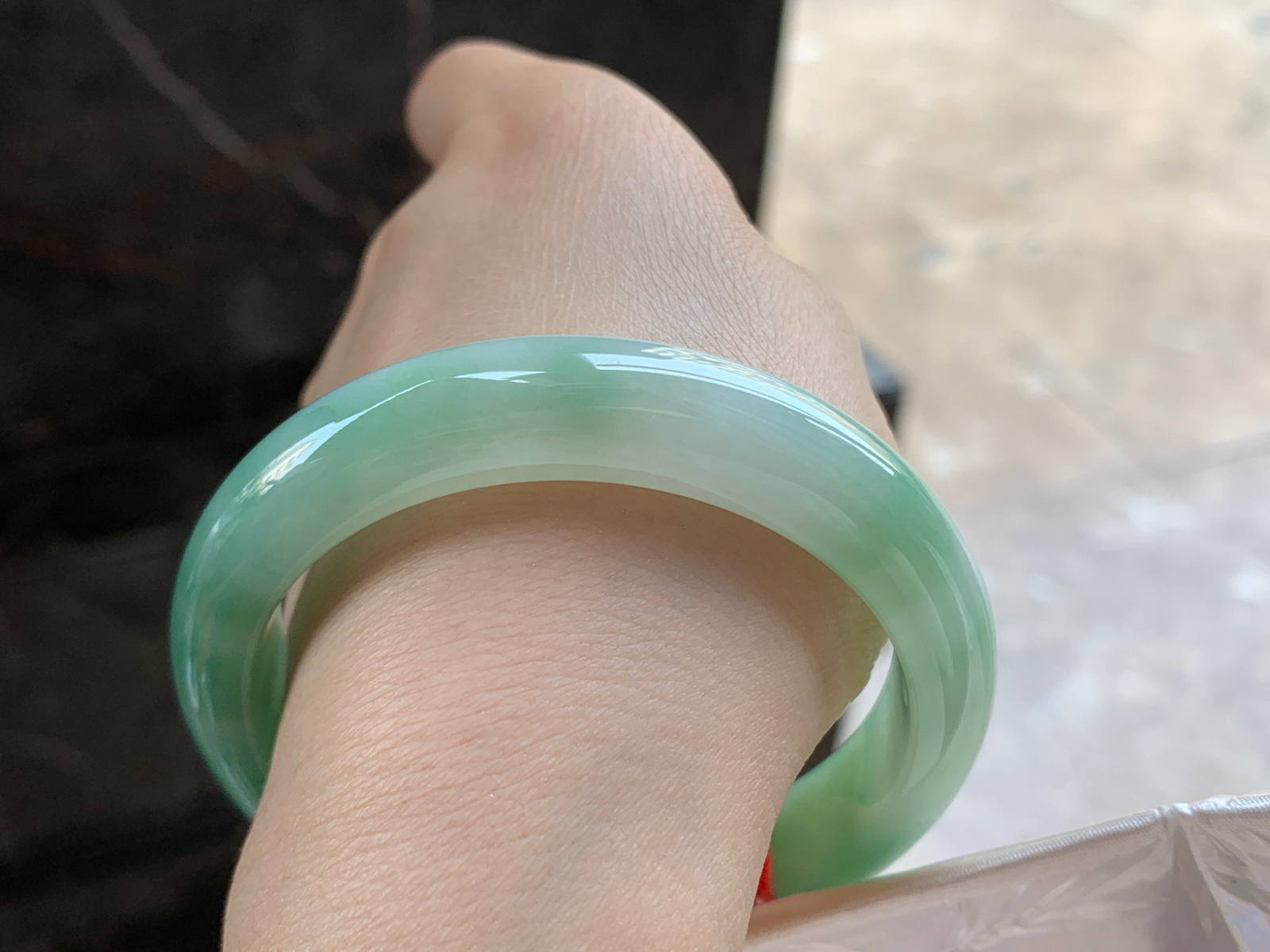 56-12.6-8.7

辣绿色手镯^_^颜色鲜艳 玉质温润