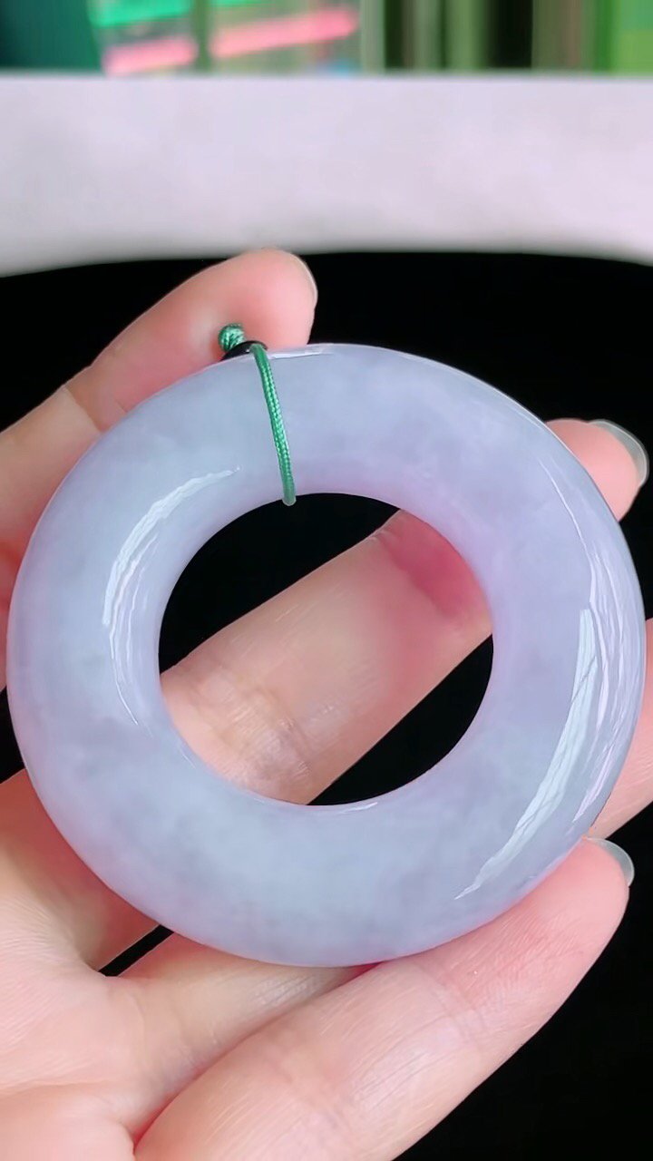 【翡翠名称】老坑种冰紫平安环吊坠挂件
【翡翠尺寸】直径厚度53.3/12mm
【翡翠描述】宝贝种老水足，玉质细腻，色泽靓丽，性价比高，佩戴效果好！
【其它赠送】权威证书/精美挂绳盒子/支持全国复检