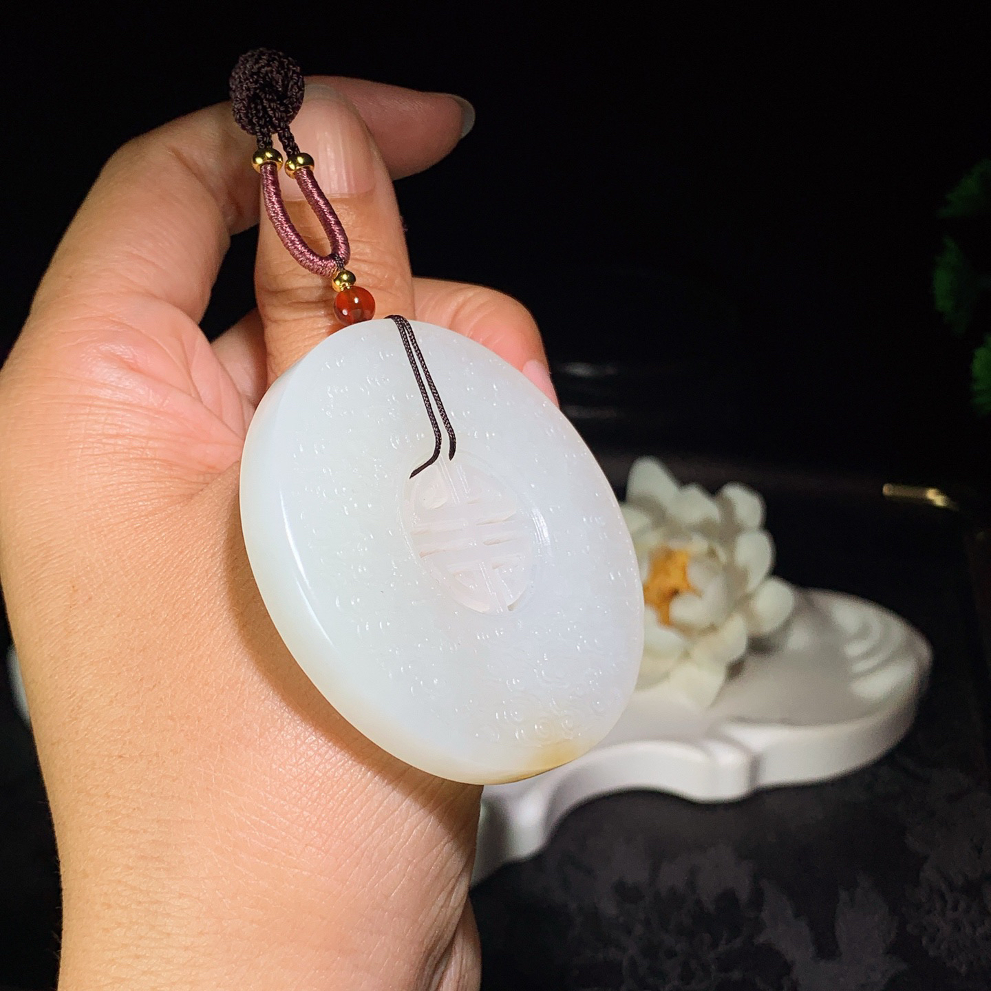 新疆和田玉且末糖大圆满挂件。尺寸55/8重50克 玉质细腻油润 底色纯净 脂粉好，品质好。lt260330