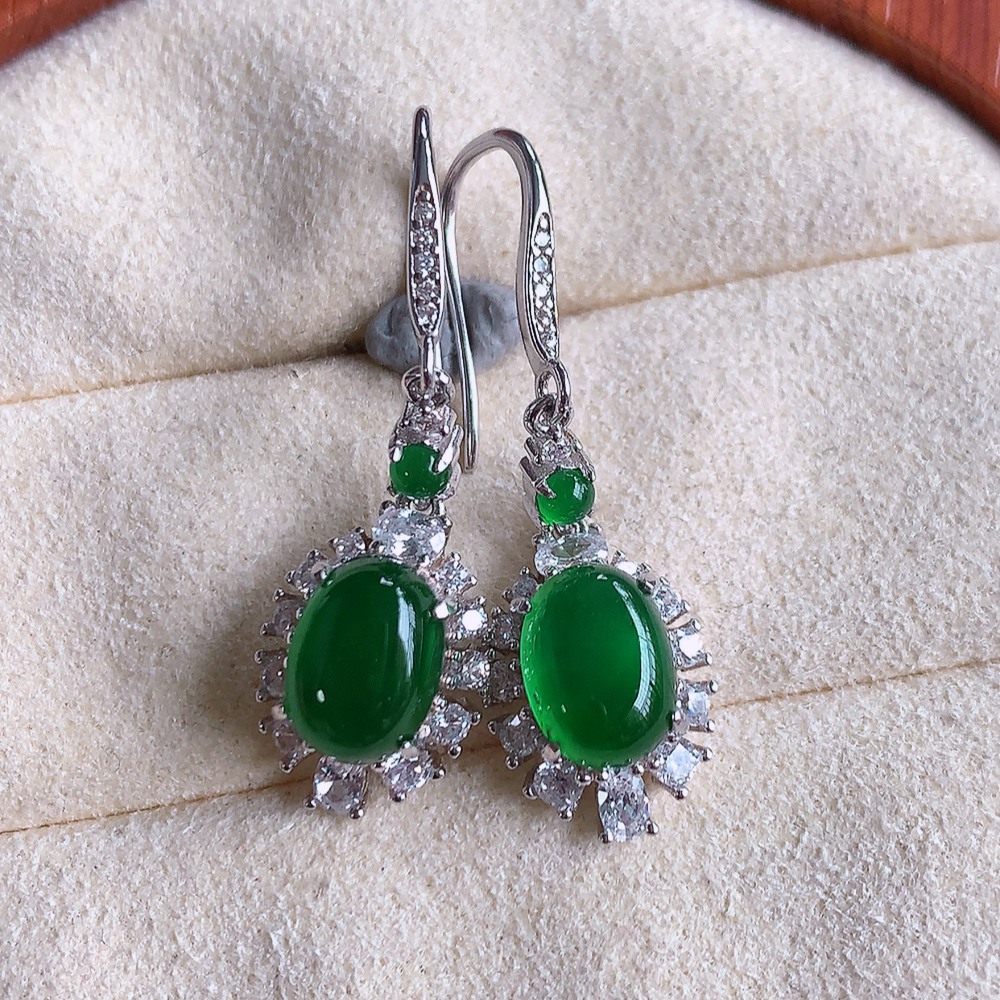 冰满绿翡翠925银镶嵌耳钉，自然光实拍，翠色灵动，颜色漂亮，种老水足，品相佳，佩戴佳品！W502.2