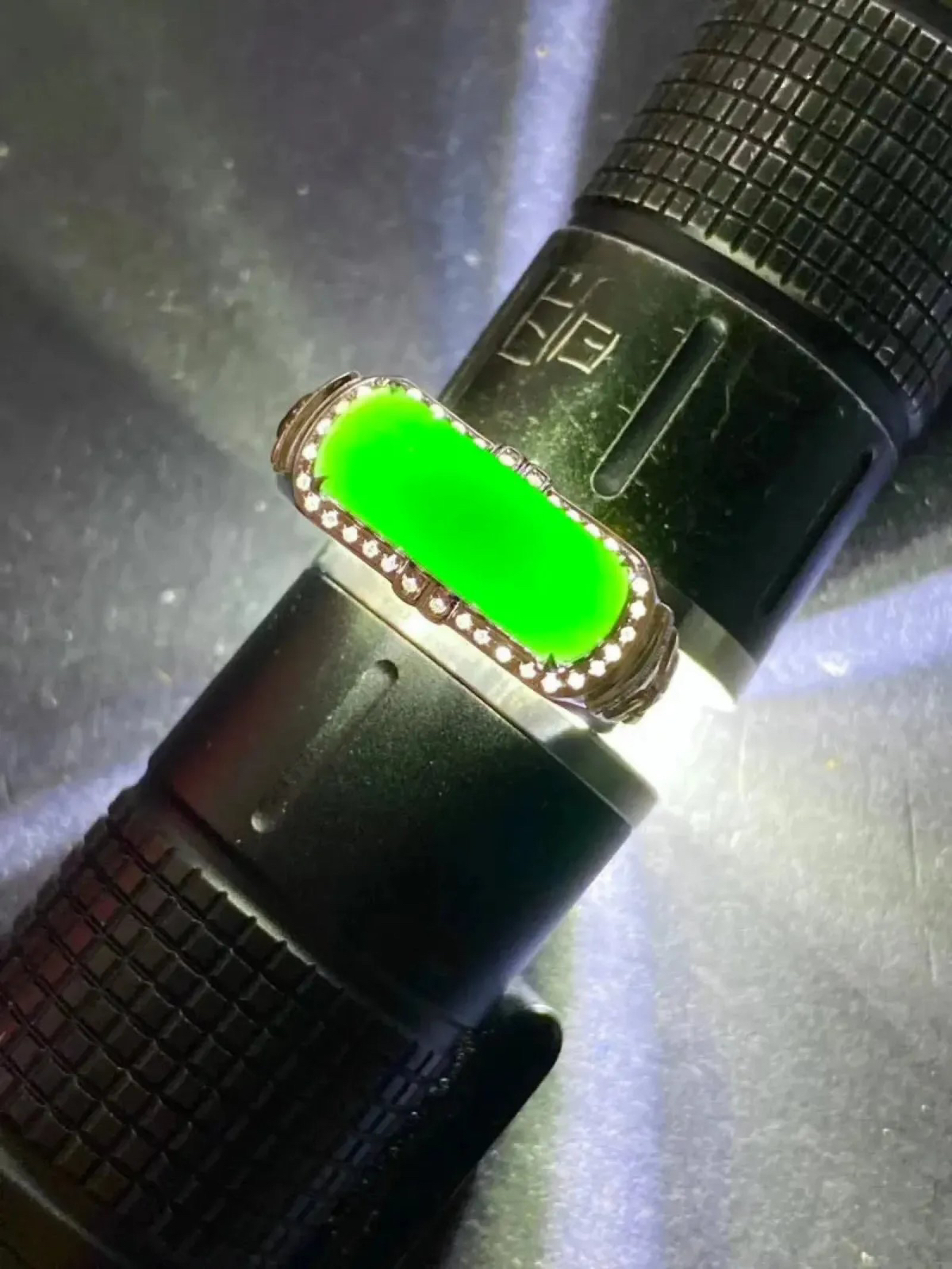 墨翠：【马鞍戒指】18K金+南非钻镶嵌，细腻干净，黑度极黑，性价比高·做工精致，打灯透绿 裸石尺寸：