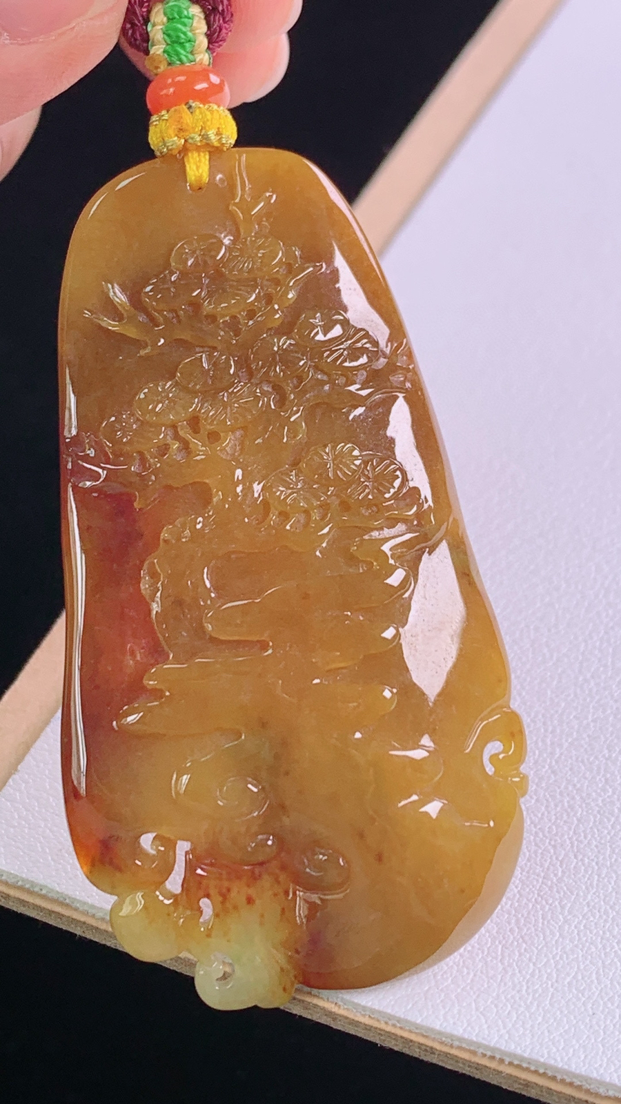 黄翡财神
天然黄翡，雕工精湛
尺寸:66.9-61.5-33.5-9.4mm