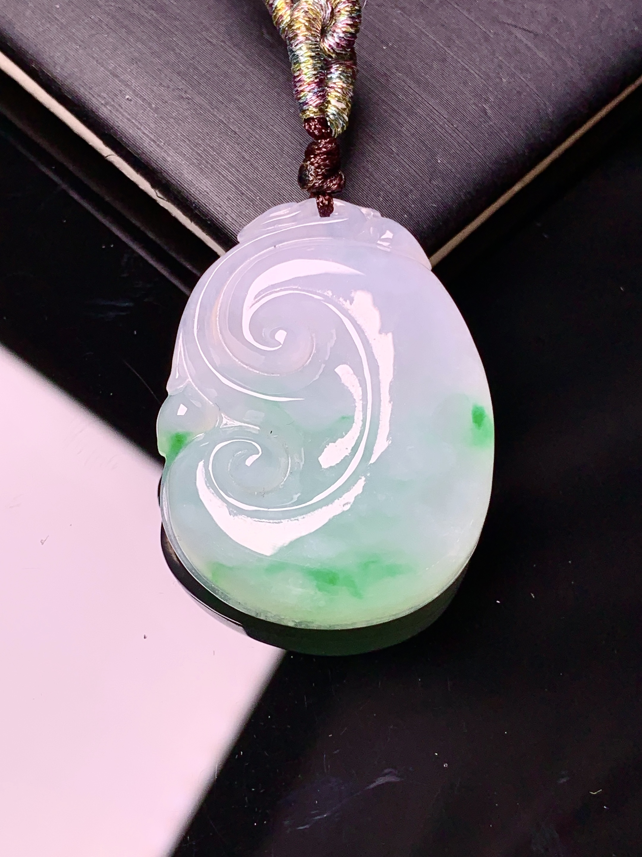 飘绿如意吊坠 玉质细腻 色泽艳丽清新 水润亮眼 整体尺寸32*25*6L2