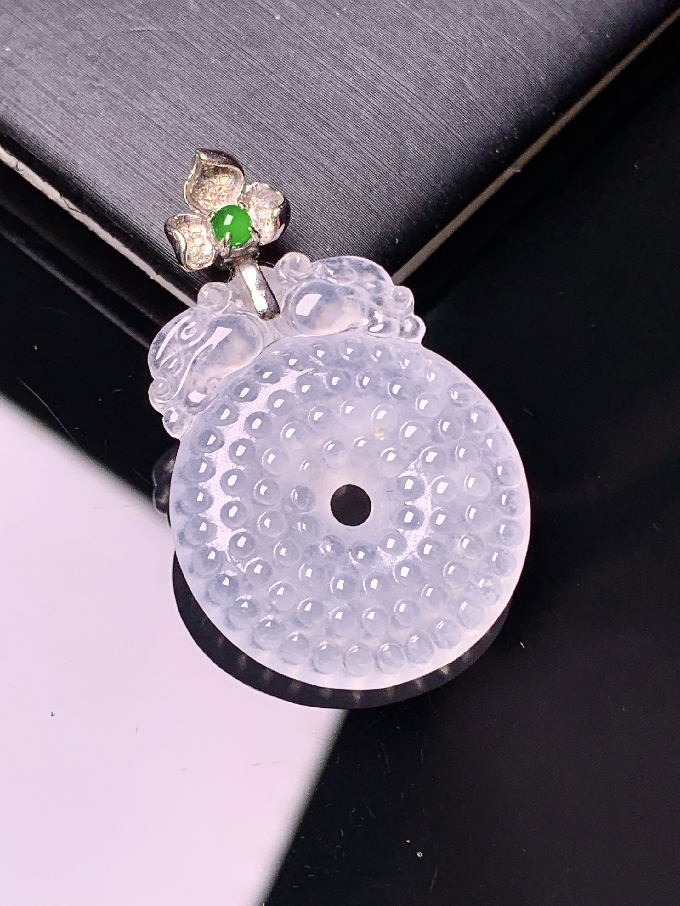 镶嵌款 冰种仿古平安扣吊坠 玉质细腻 色泽艳丽清新 水润亮眼 整体尺寸35.2*22*4.5*2x