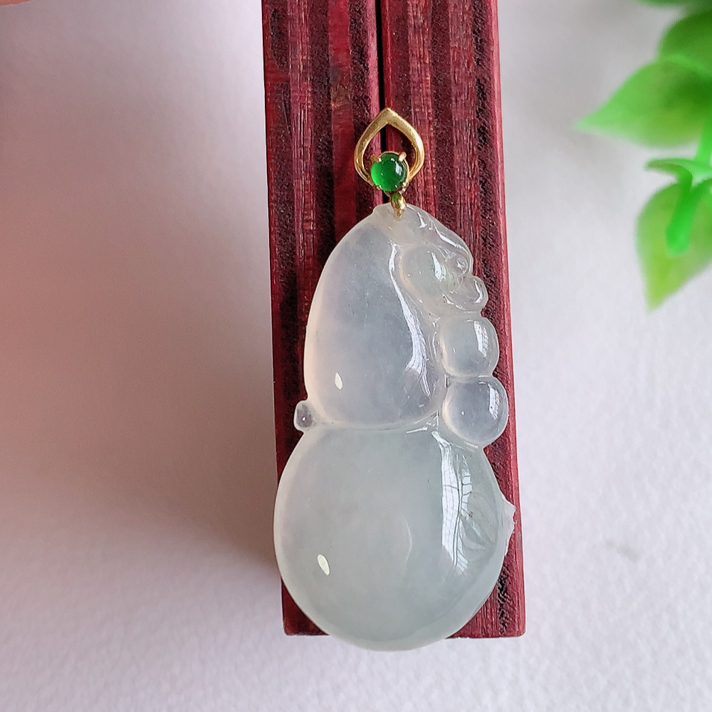 18k金扣冰润葫芦翡翠吊坠  寓意“福禄双全，加官进爵，财源滚滚” 莹润通透，抱满大气  清新脱俗    W01.28  尺寸：26-13.5-5mm