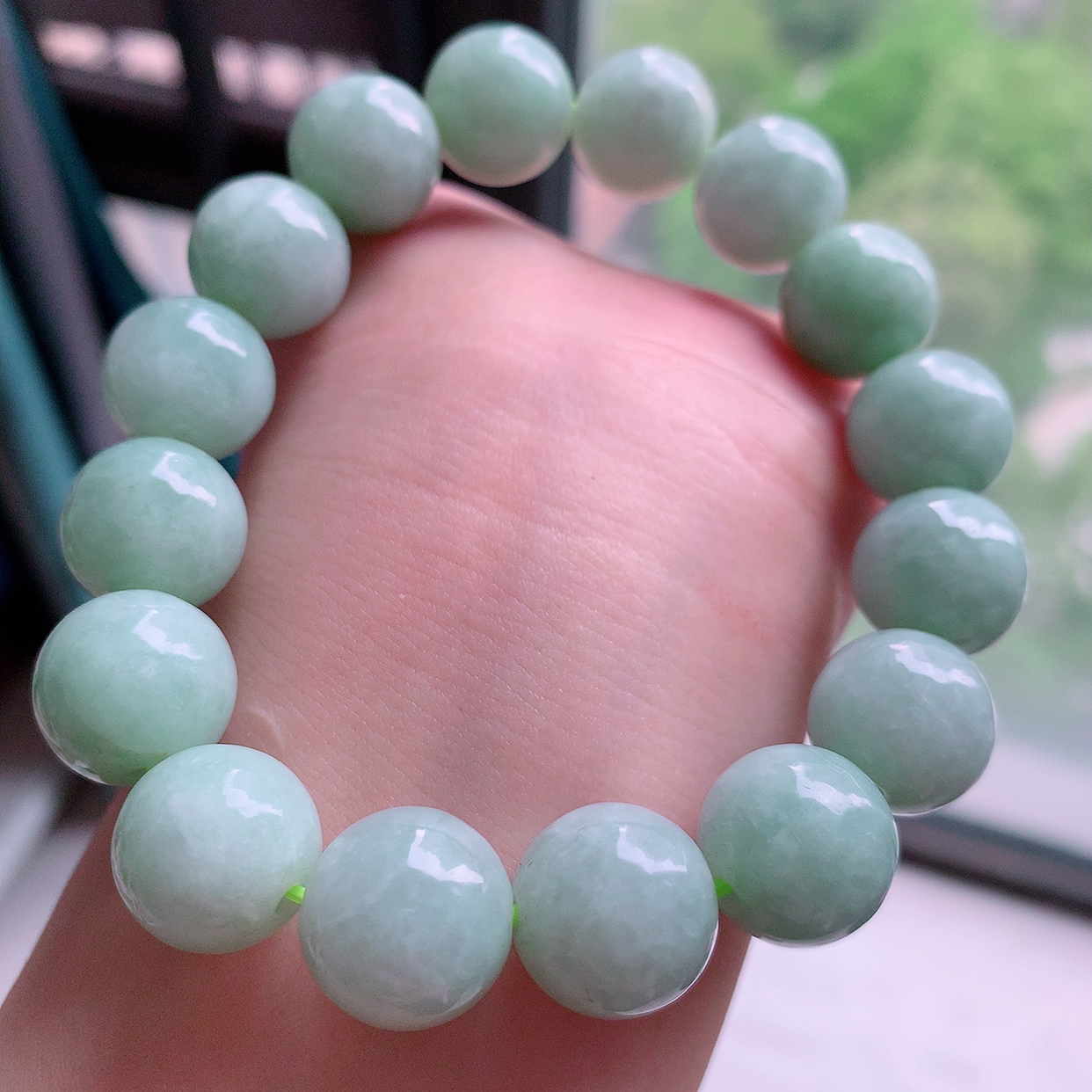 自然光实拍，冰润淡绿翡翠手串手链，种老水足， 冰清玉润  颜色漂亮  #001.1取一尺寸13.6