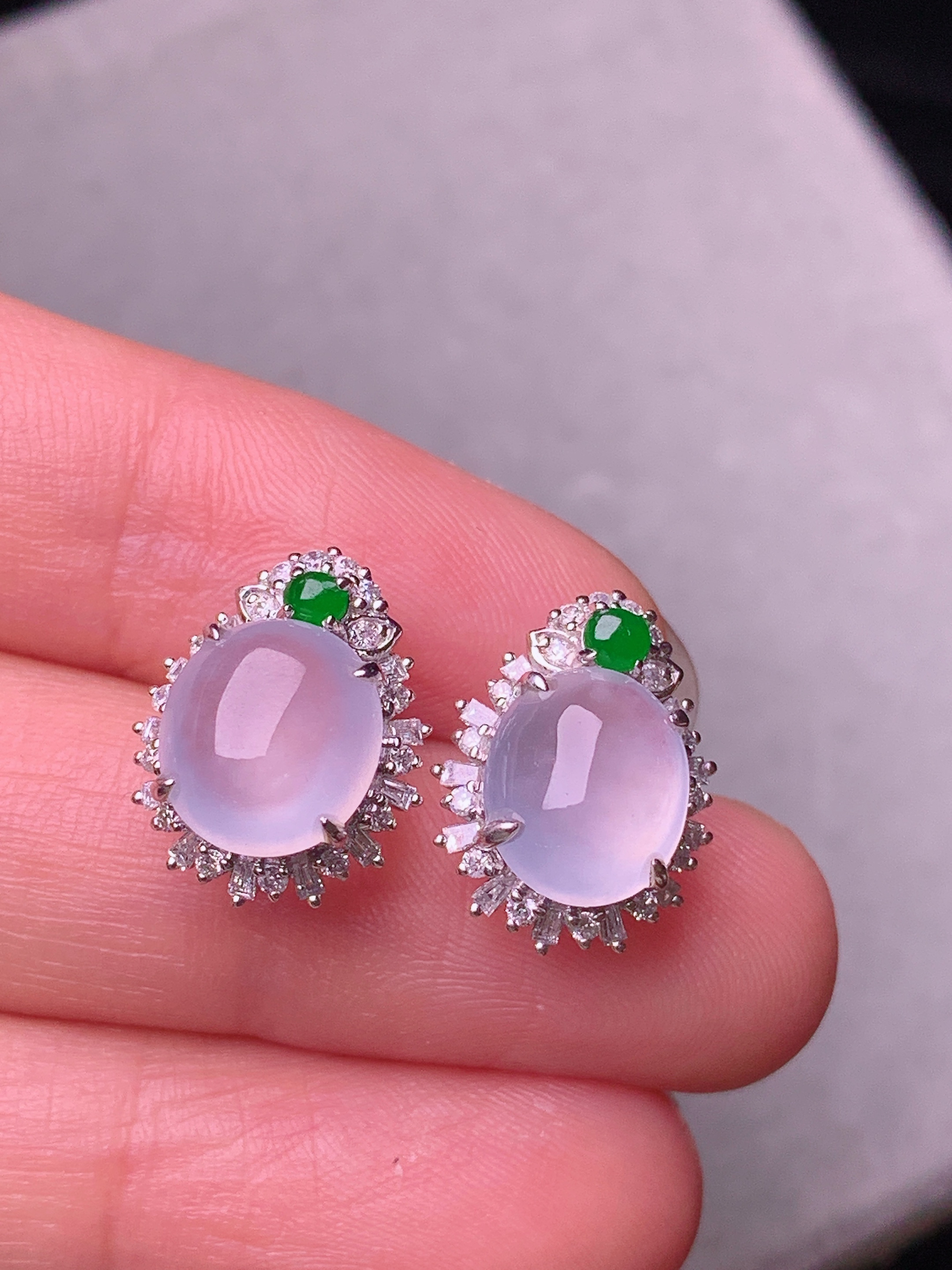 18k金钻镶嵌冰种蛋面耳钉 玉质细腻 色泽艳丽清新 水润亮眼 整体尺寸14.5*11.3*7.2b2