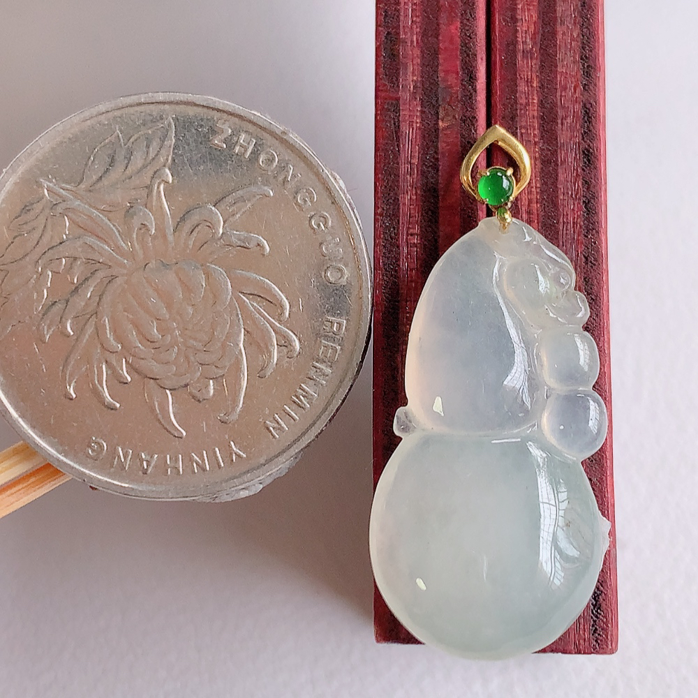 18k金扣冰润葫芦翡翠吊坠  寓意“福禄双全，加官进爵，财源滚滚” 莹润通透，抱满大气  清新脱俗    W01.28  尺寸：26-13.5-5mm