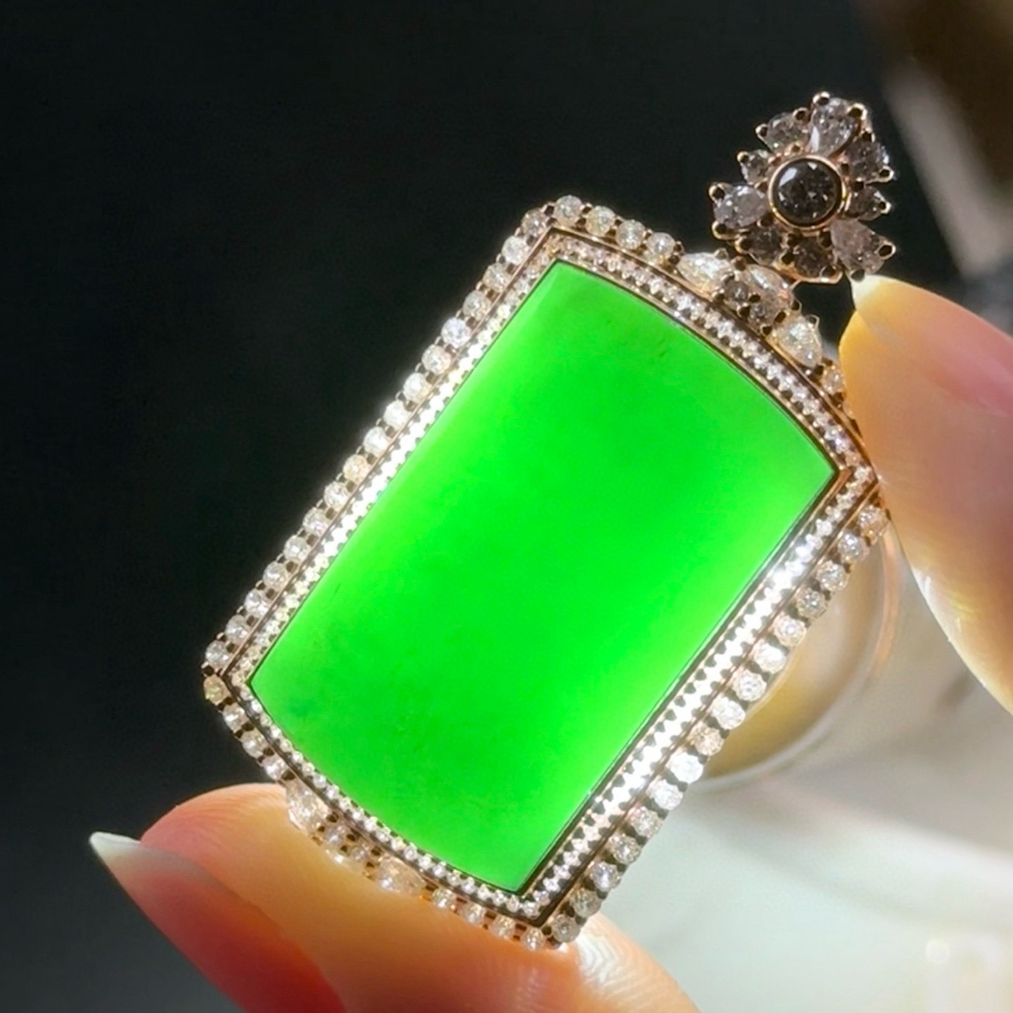 精品18k满钻豪镶墨翠马鞍吊坠 种好色正 黑度极好 打灯通透 油性十足 尺寸42.3