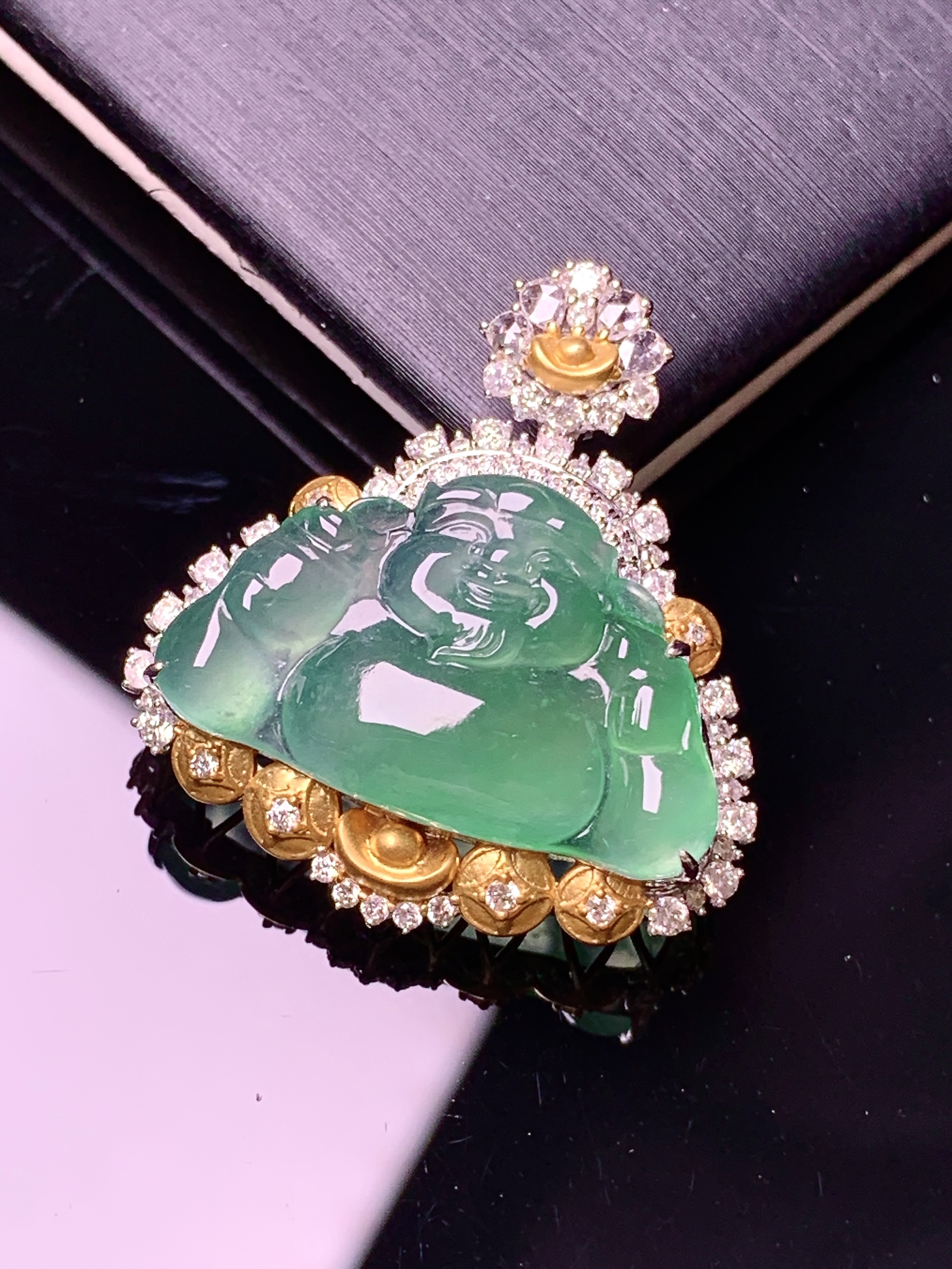 18k金钻镶嵌冰种晴明绿佛公吊坠 玉质细腻 色泽艳丽清新 水润亮眼 整体尺寸28.5*26.2*8.