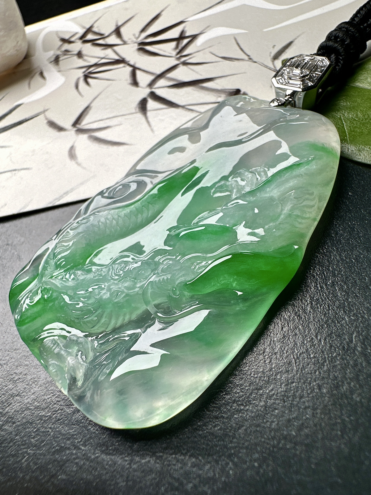 【冰种飘绿龙牌】实物冰感非常强，冰润细腻，通透感强，起胶感强，工艺雕刻很精细，18k金钻镶嵌，裸石尺寸63.1*38.8*8.7毫米