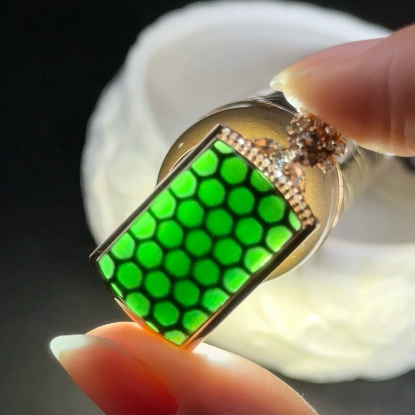 精品18k墨翠马鞍吊坠 种好色正 黑度极好 打灯通透 油性十足 尺寸30.4