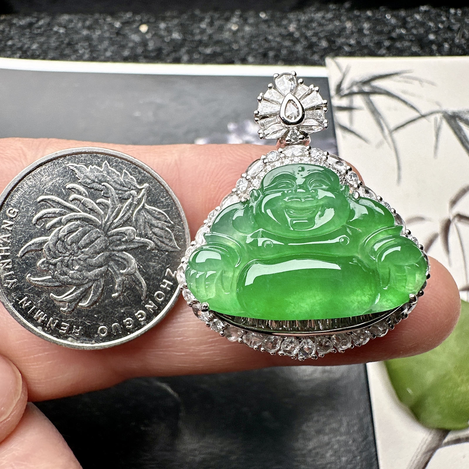 【冰种满绿佛公吊坠】种水上乘，晶莹剔透，纯净通透，莹光感很强。18k金钻镶嵌，裸石尺寸16.2*25*3.6毫米