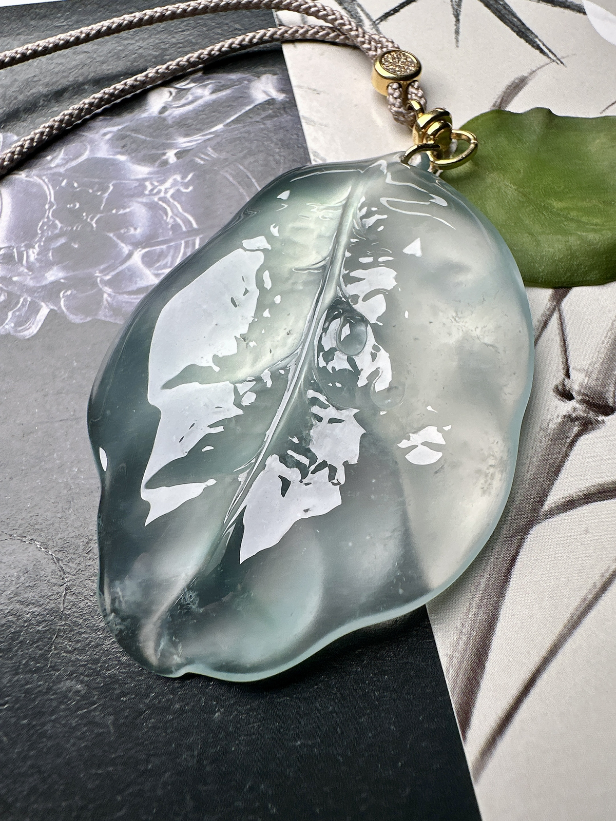 【冰种随形树叶】天空蓝老坑料，叶面饱满，种水上乘，质地致密细腻，品相上佳，冰润通透，起强荧光