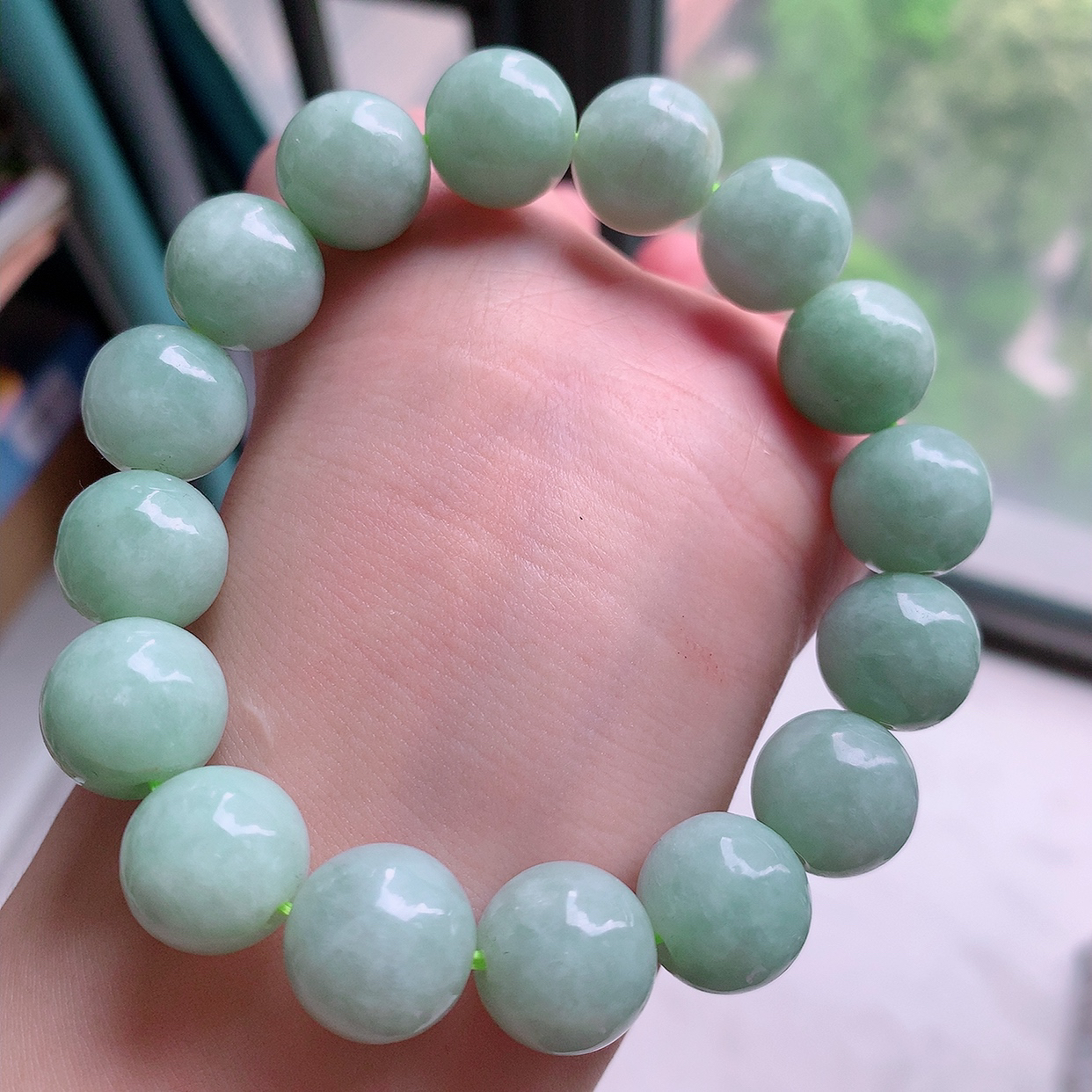 自然光实拍，冰润淡绿翡翠手串手链，种老水足， 冰清玉润  颜色漂亮  #001.1取一尺寸13.6