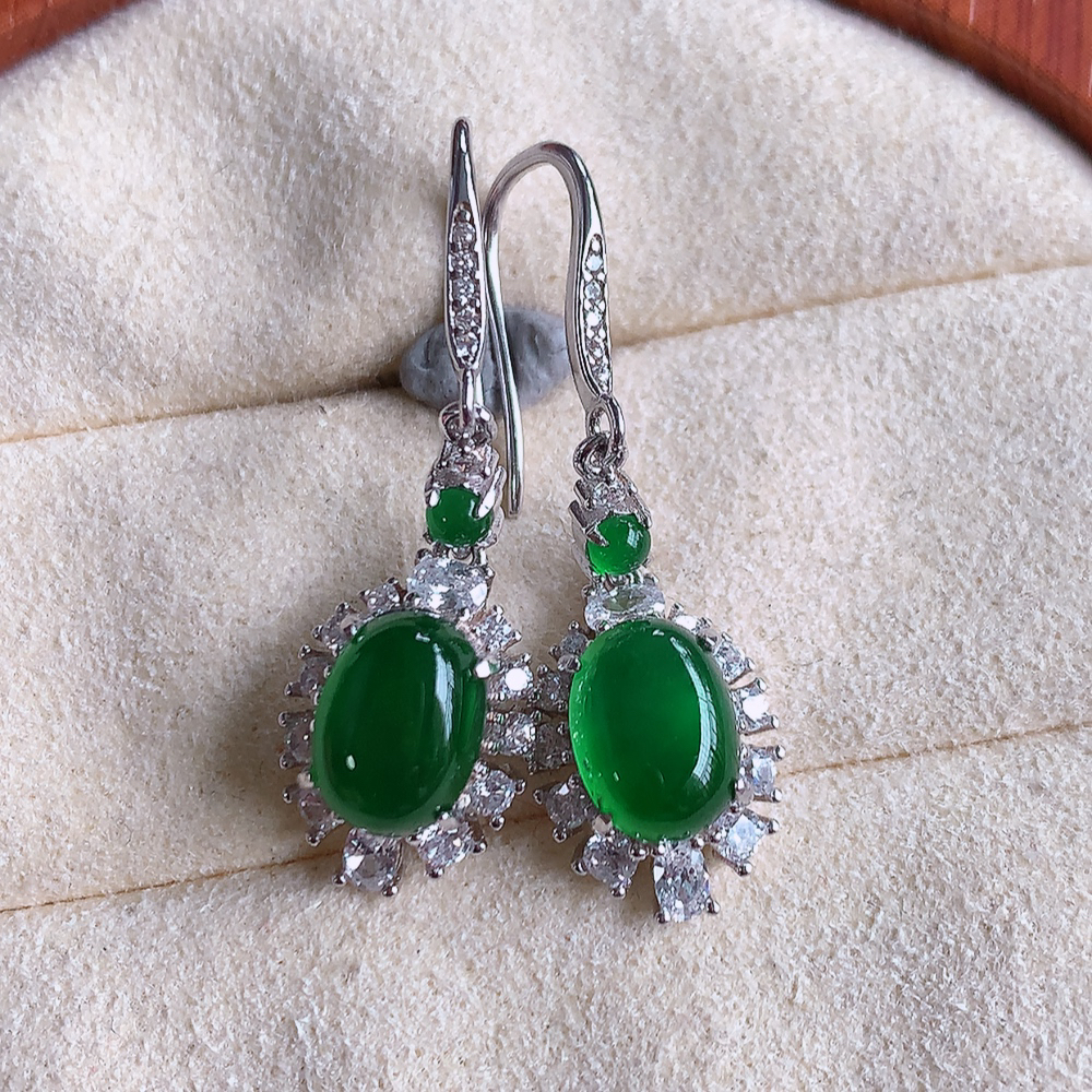 冰满绿翡翠925银镶嵌耳钉，自然光实拍，翠色灵动，颜色漂亮，种老水足，品相佳，佩戴佳品！W502.28  取一整体尺寸：14.5-9.5-6mm  裸石尺寸：8-5.8mm