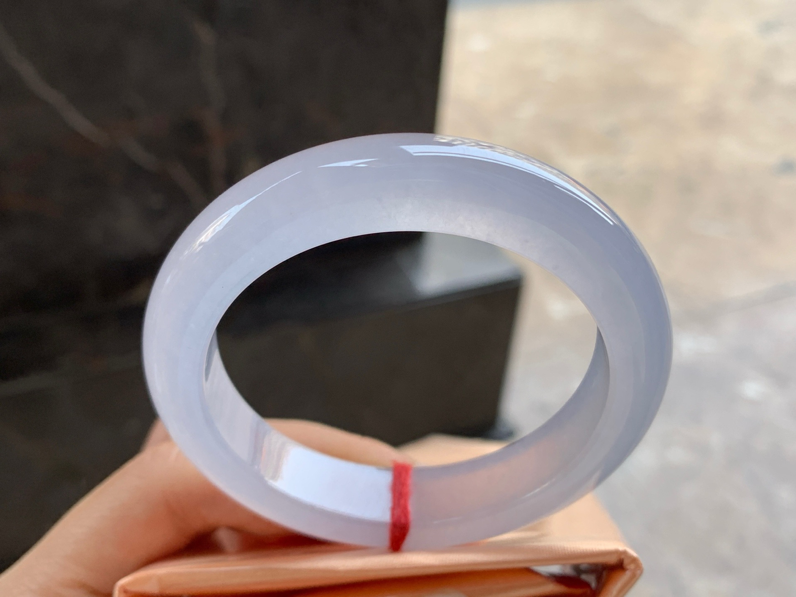 54.5-12.5-8.8

高冰手镯^_^透亮