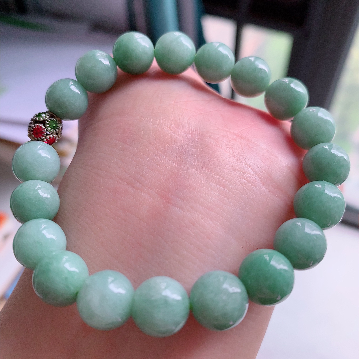 自然光实拍，冰润满绿圆珠手链   翡翠手串，种老水足，冰清玉润   颜色漂亮  #001.1取一尺寸9.5mm
