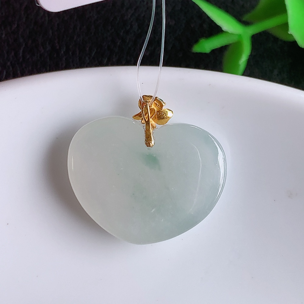 18k金镶嵌冰润心形吊坠 玉质细腻 色泽清新艳丽 W49.28  尺寸：16-20-5.3mm