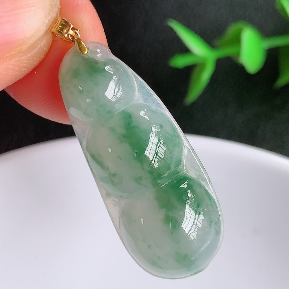 18k金扣冰润飘花福豆翡翠挂件，老种飘花  冰清玉洁  胶感十足  寓意“四季平安，福气满满”颜色鲜艳，清新自然，饱满通透   W49.28  尺寸：32.2-13.5-5.8mm