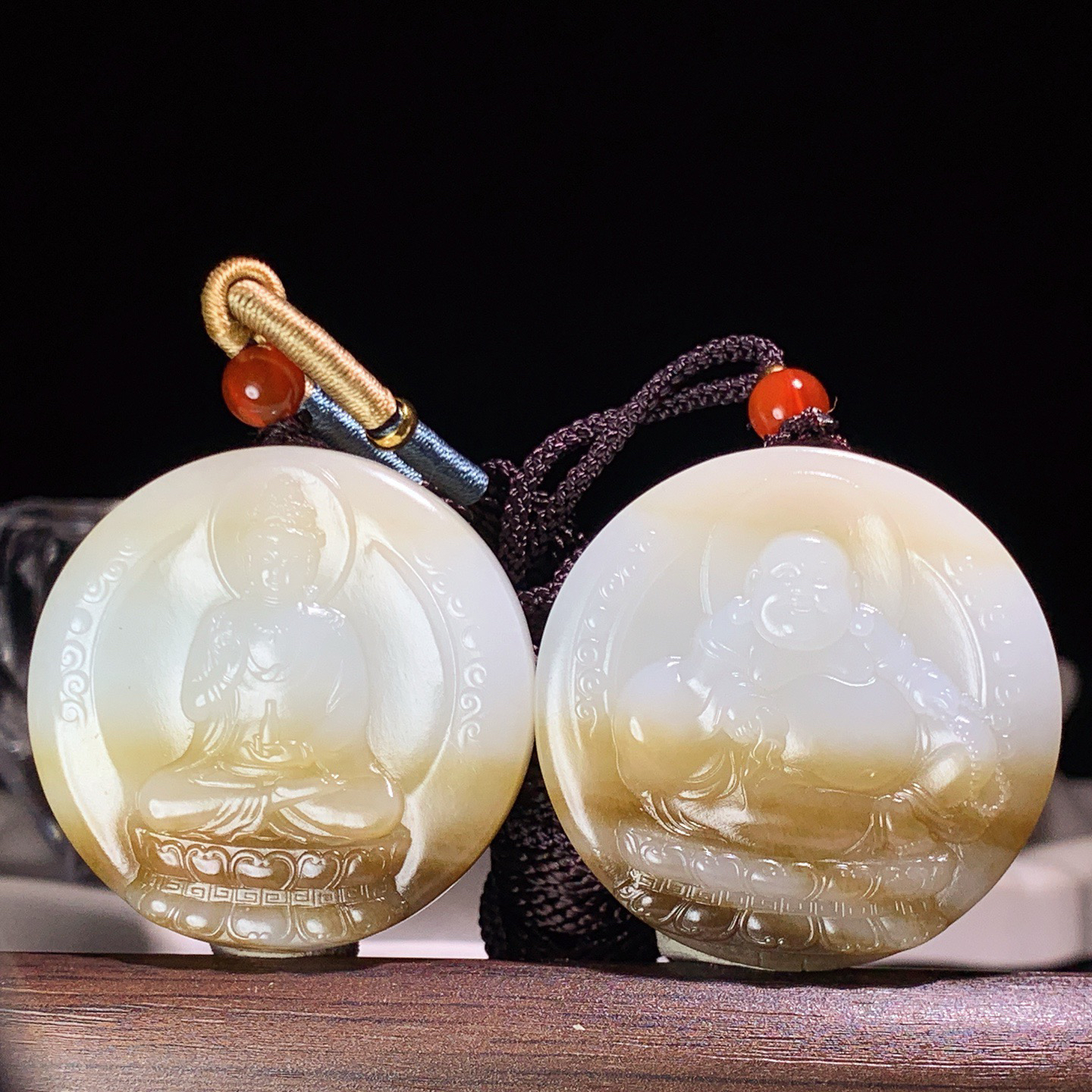 一对新疆和田玉且末糖观音佛挂件。尺寸38/9重56克 玉质细腻油润 底色纯净 脂粉好，品质好。lt2