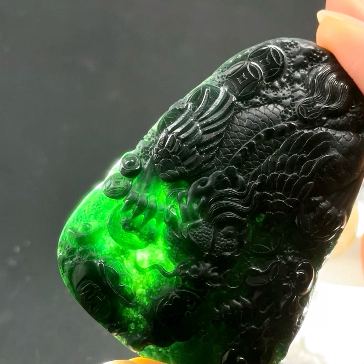 精品墨翠飞龙在天 种好色正 黑度好 打灯通透 油性十足 尺寸66