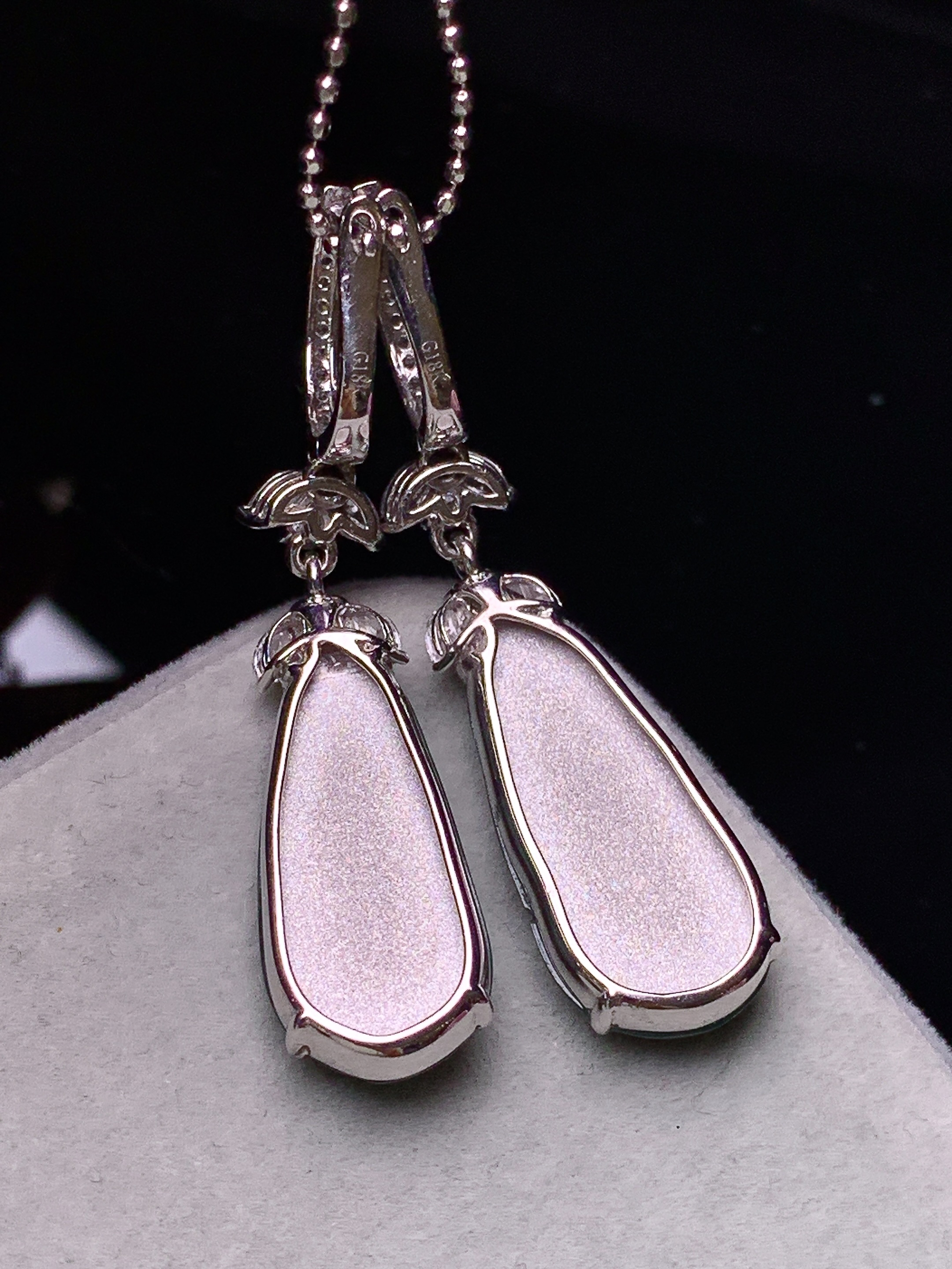 18k金钻镶嵌玻璃种四季豆耳坠 玉质细腻 色泽艳丽清新 水润亮眼 整体尺寸41.3*10.3*4.6m5