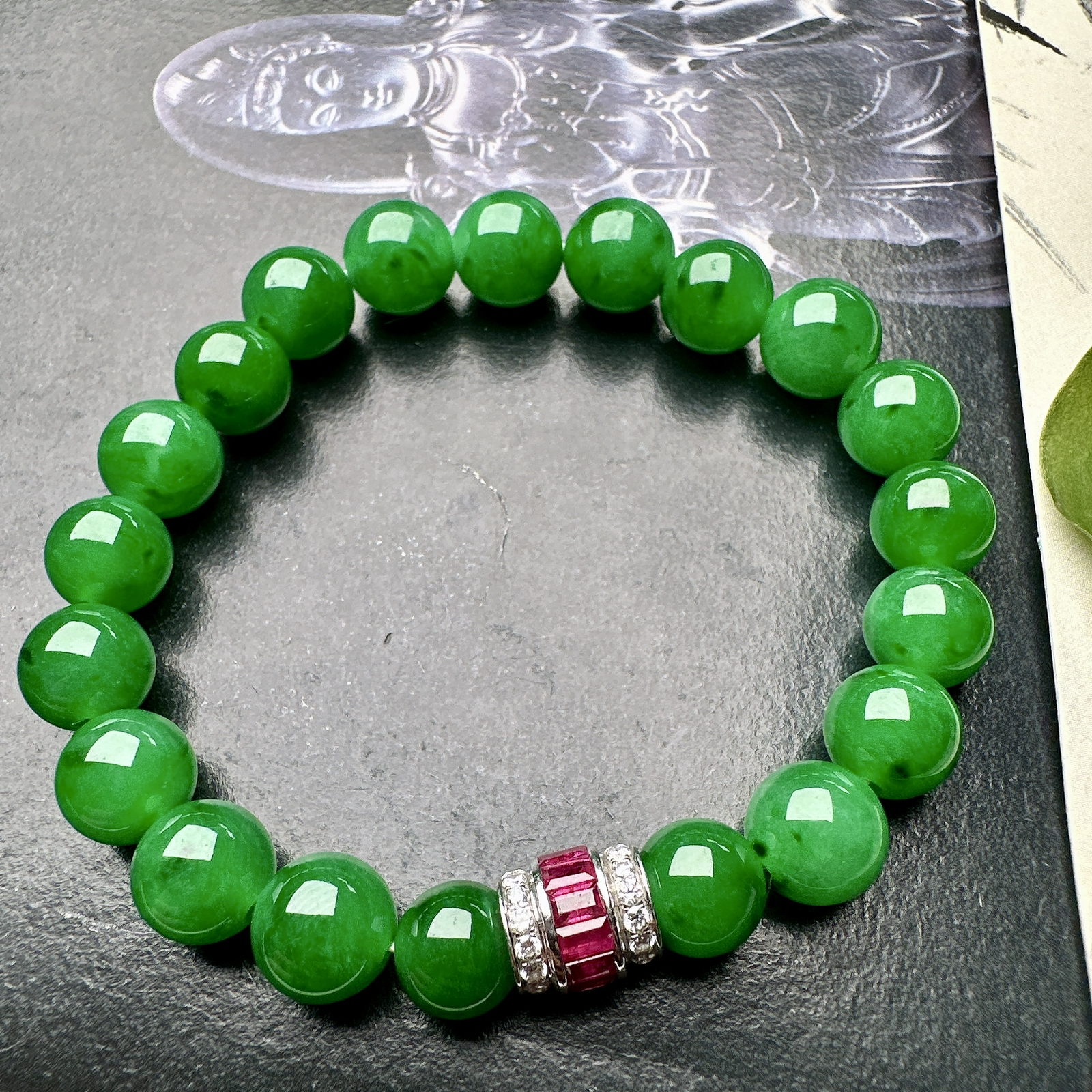 【冰种满绿圆珠手串】冰感十足，通透闪亮，颜色很艳丽，收藏品质，推荐入手。直径8.3-9.8之间