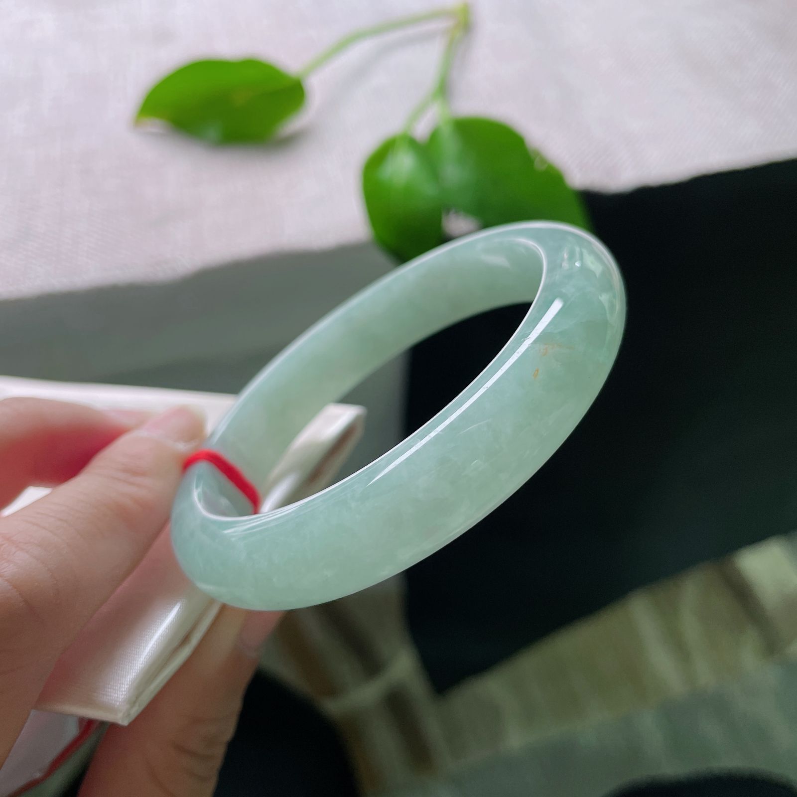 尺寸：56.6/12.3/7.6，绿底正圈，水润，种老，上手显气质，不失优雅，晶体。