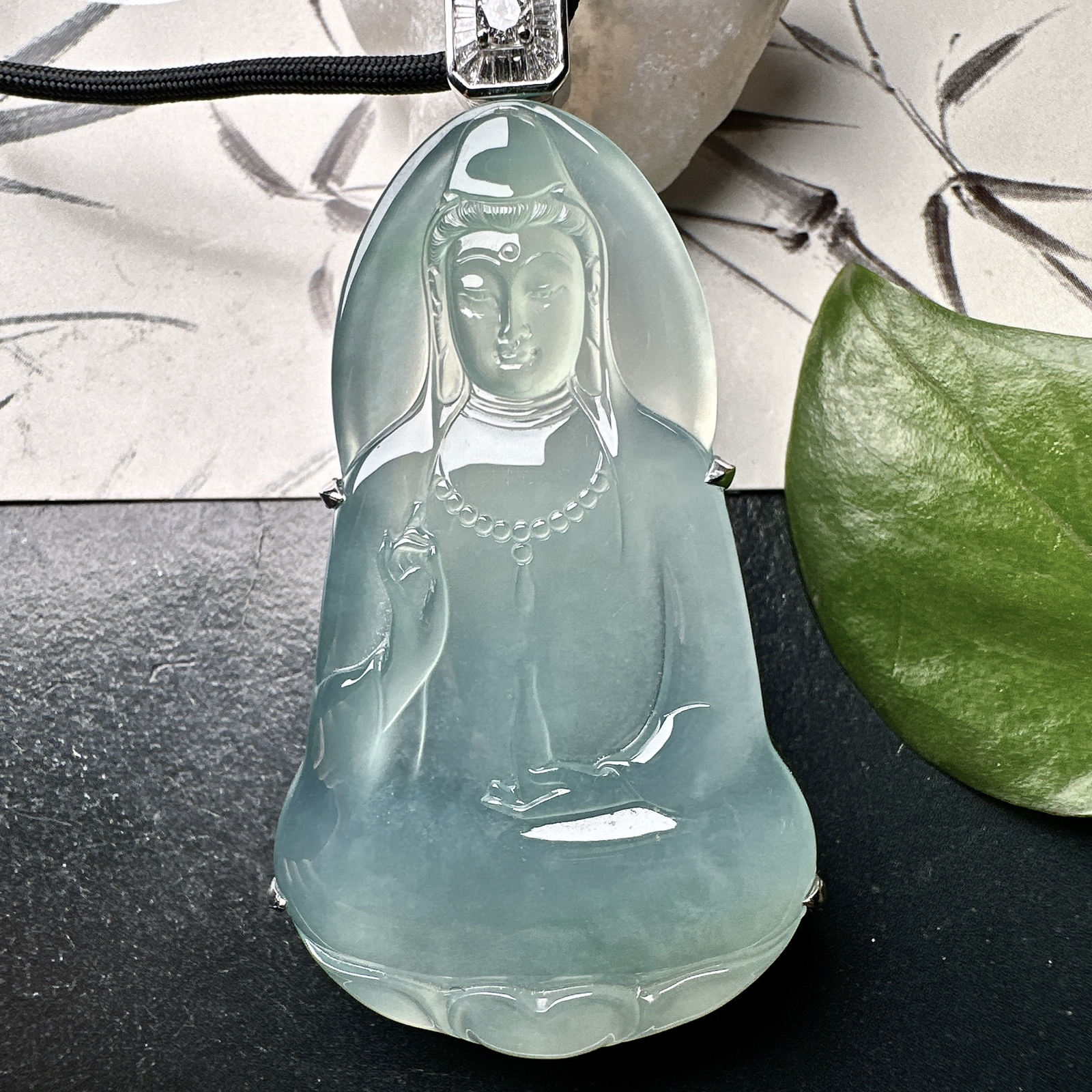 【冰种蓝底素衣观音】质地细腻，通透度上佳，冰感十足，适合佩戴，收藏品质，18k金钻镶嵌，裸石尺寸56