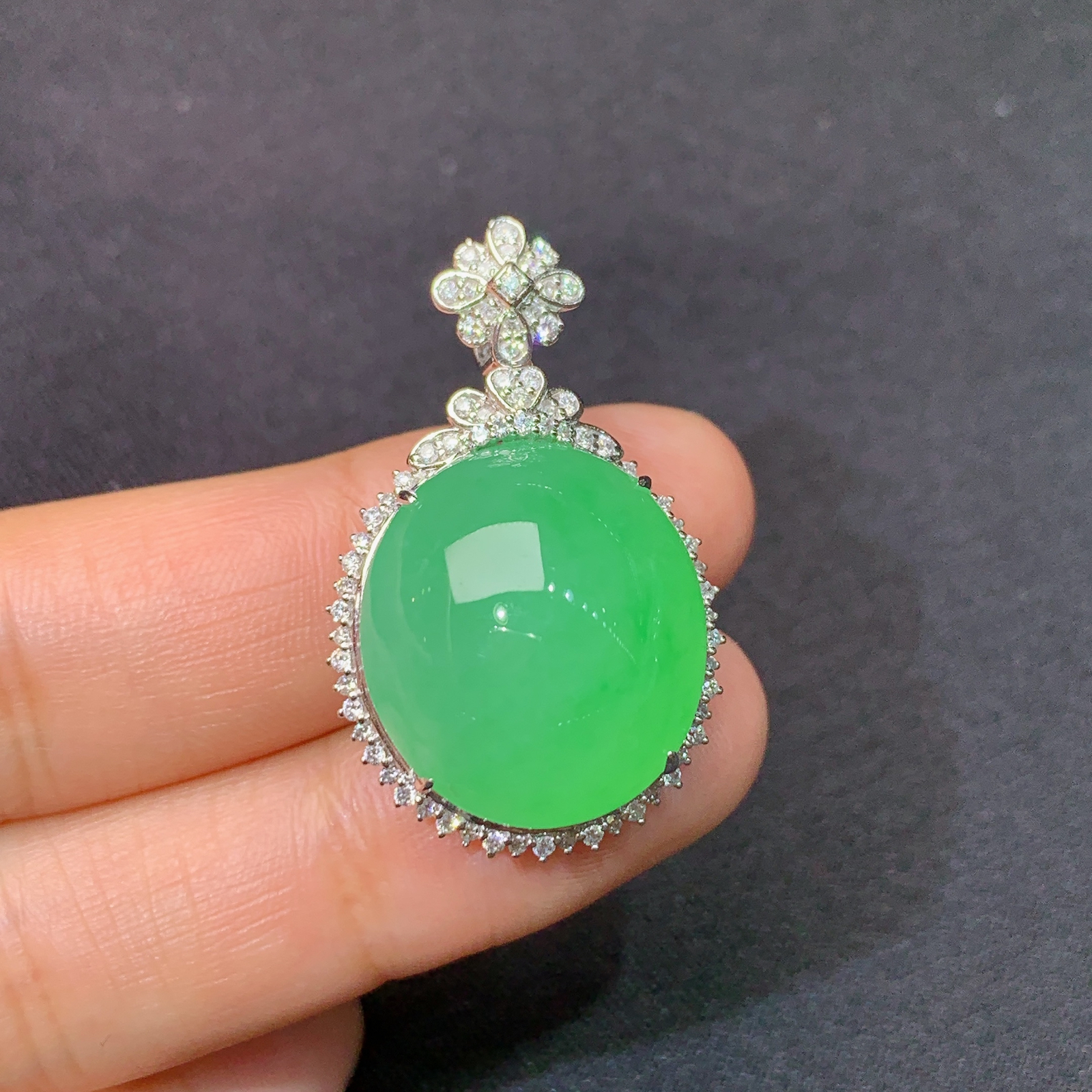 冰翠绿蛋面吊坠，18k金镶嵌，冰润色阳，玉质细腻，种水足，Xj 尺寸32.7*20.4*12.2 F