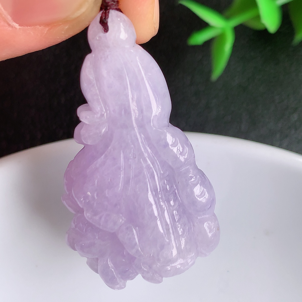 冰润紫罗兰白菜吊坠  玉质细腻，巧雕白菜，叶脉纹理细密，饱和紧密;茎叶粗壮有力，白菜”音通“百财”，“玉”通“遇”，合起来就是“遇百财”之意，寄予事业生活中财源广进，一帆风顺 W57.28  尺寸：37-21-12mm