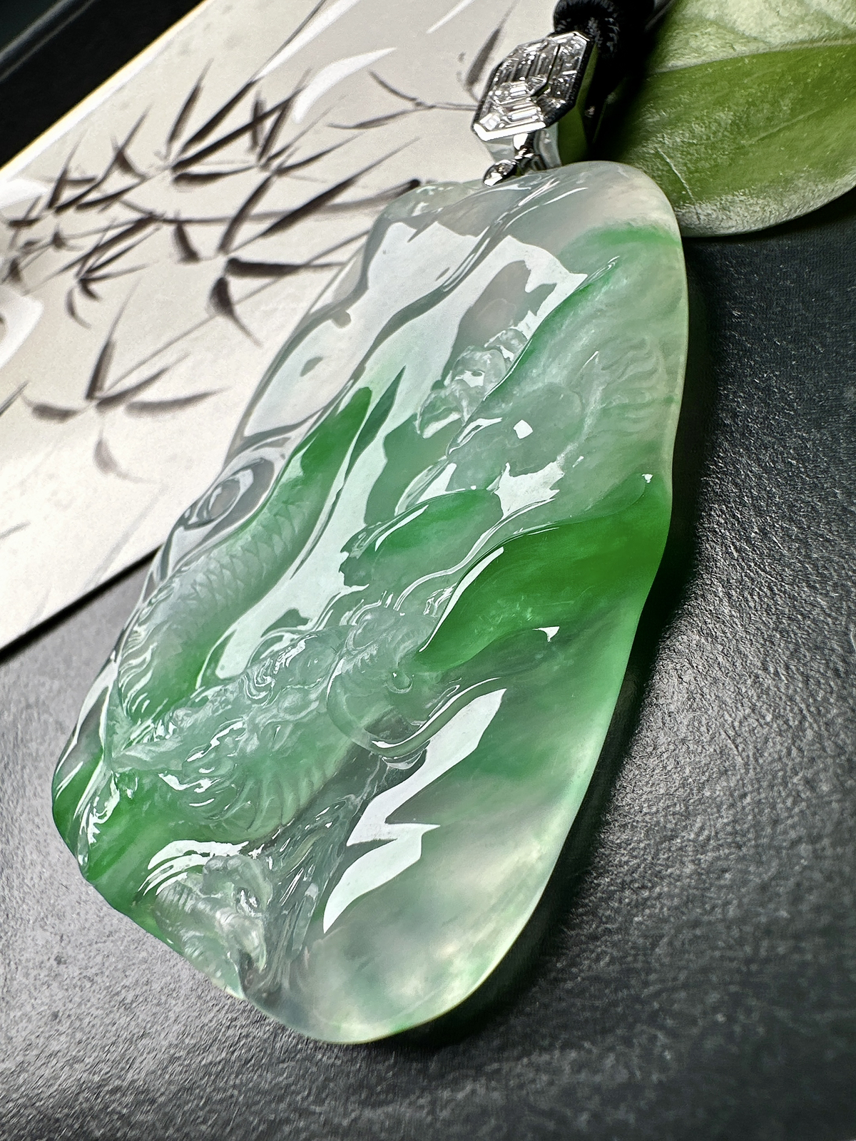 【冰种飘绿龙牌】实物冰感非常强，冰润细腻，通透感强，起胶感强，工艺雕刻很精细，18k金钻镶嵌，裸石尺寸63.1*38.8*8.7毫米