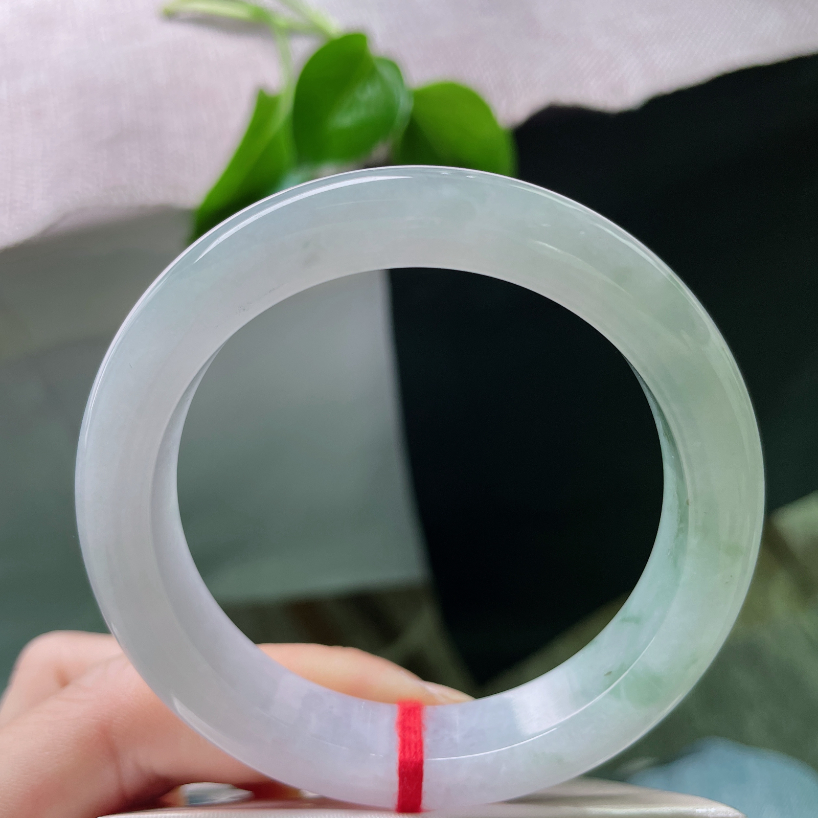 尺寸：55.8/12.3/8.8，淡绿淡紫正圈，质地莹润通透，百搭款，简约大方。