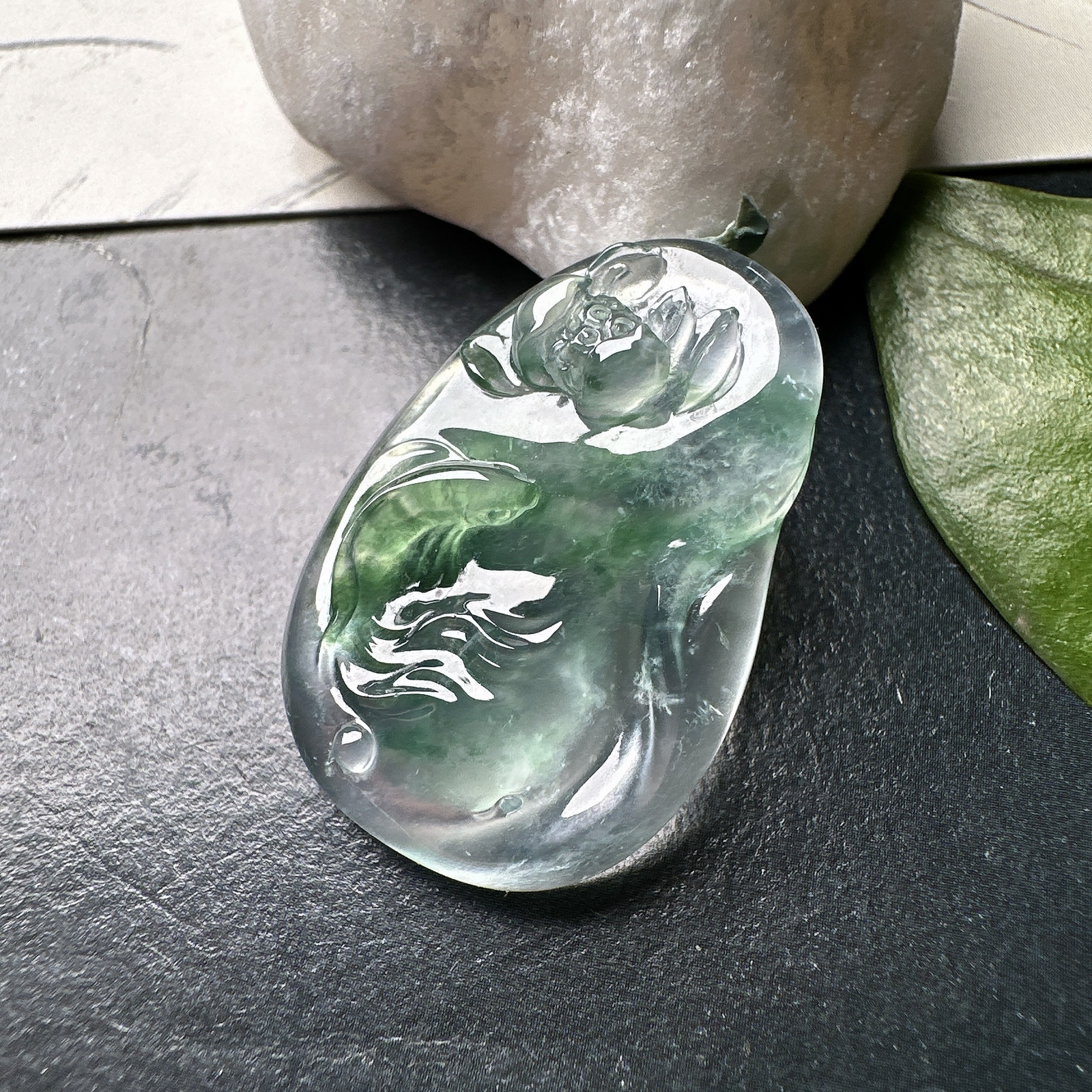 【玻璃种飘绿花鱼】年年有余，如鱼得水，力争上游。种水上乘，冰润通透，种老起强胶感强荧光，纯净清澈，冰感十足