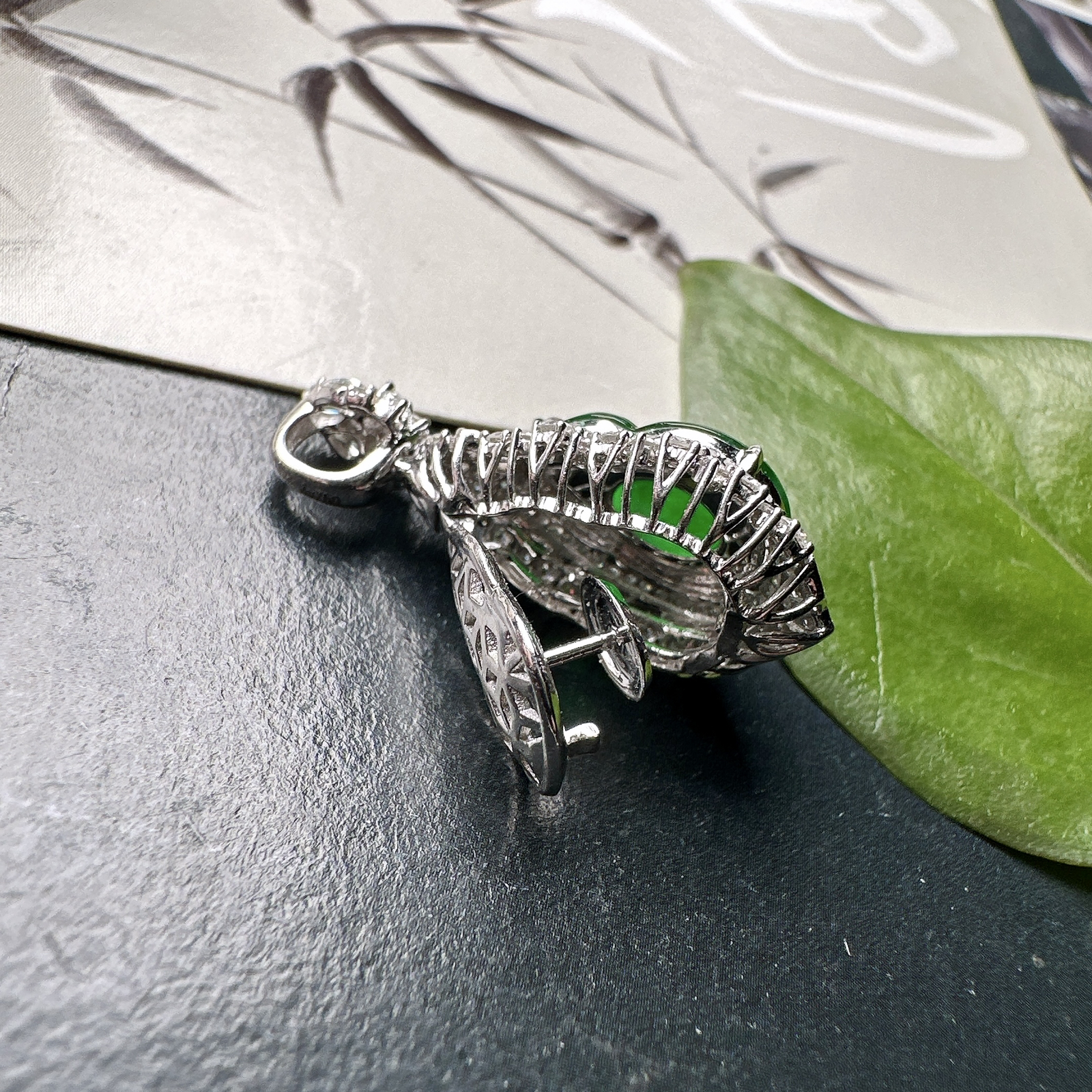 【冰种满绿葫芦吊坠】质地细腻，冰润起光，胶感强烈，冰感明显，18K金钻精美镶嵌，裸石尺寸11.8*8.8*2.8毫米