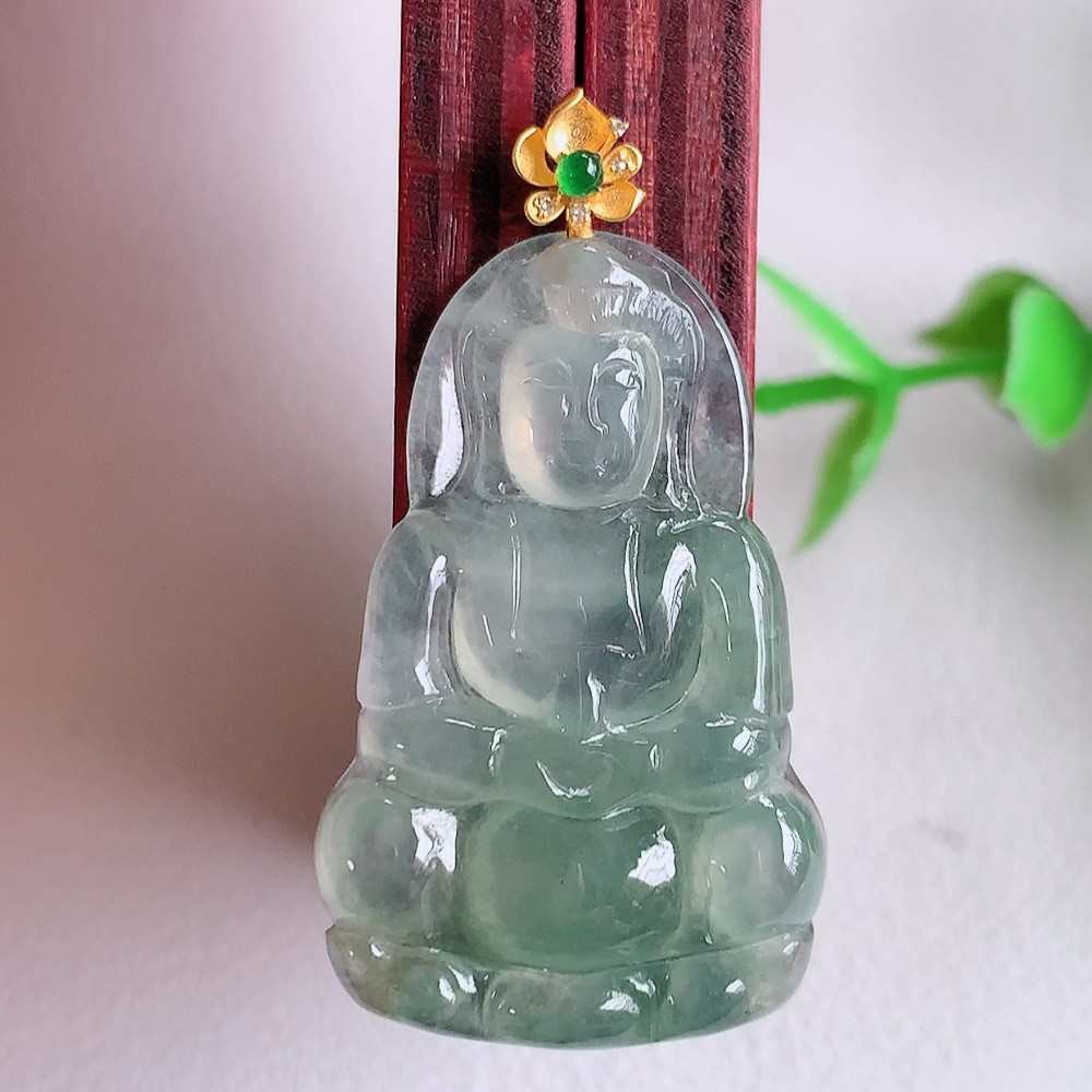 18k金扣冰润精雕观音吊坠，法相端庄大气，工艺精湛，种色浓郁，细腻饱满冰润，种老水足，收藏佳品，佩戴