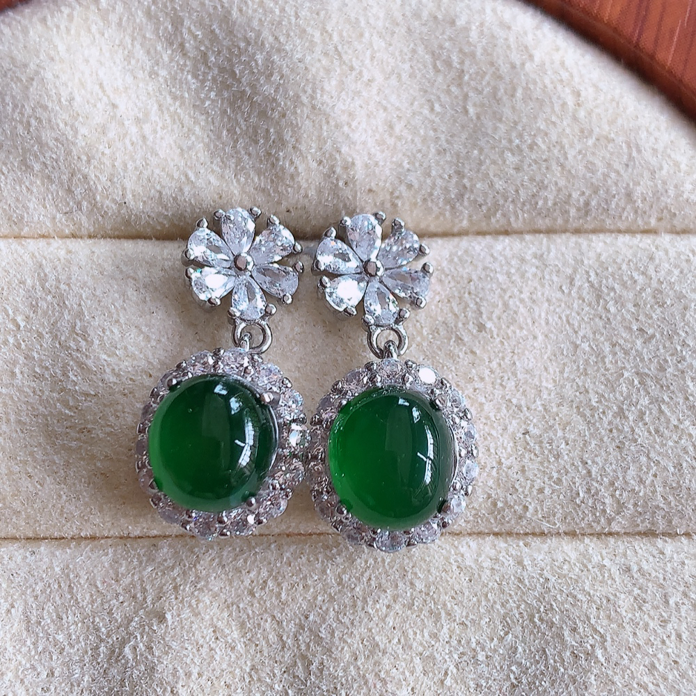 冰满绿翡翠925银镶嵌蛋面耳钉，自然光实拍，翠色灵动，颜色漂亮，种老水足，品相佳，佩戴佳品！W815.28  取一整体尺寸：20-10-7.8mm  裸石尺寸：7.5-6.5mm