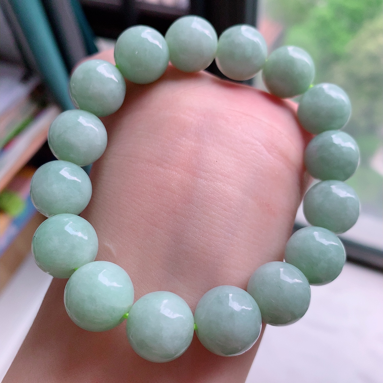 自然光实拍，冰润淡绿翡翠手串手链，种老水足， 冰清玉润  颜色漂亮  #001.1取一尺寸13.6