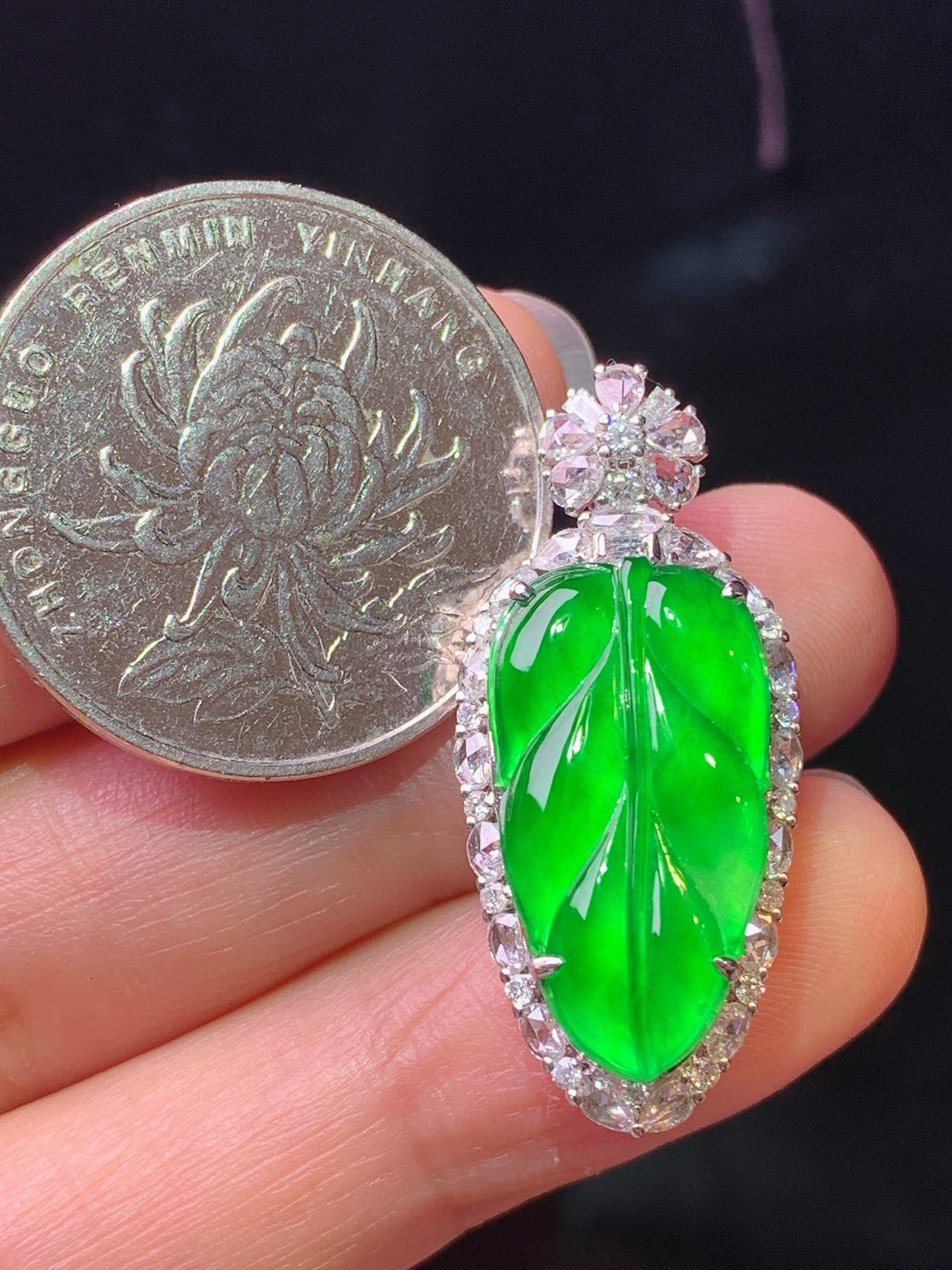 18k金钻镶嵌满绿树叶吊坠 玉质细腻 色泽艳丽清新 水润亮眼 整体尺寸31.8*14*8.5m5