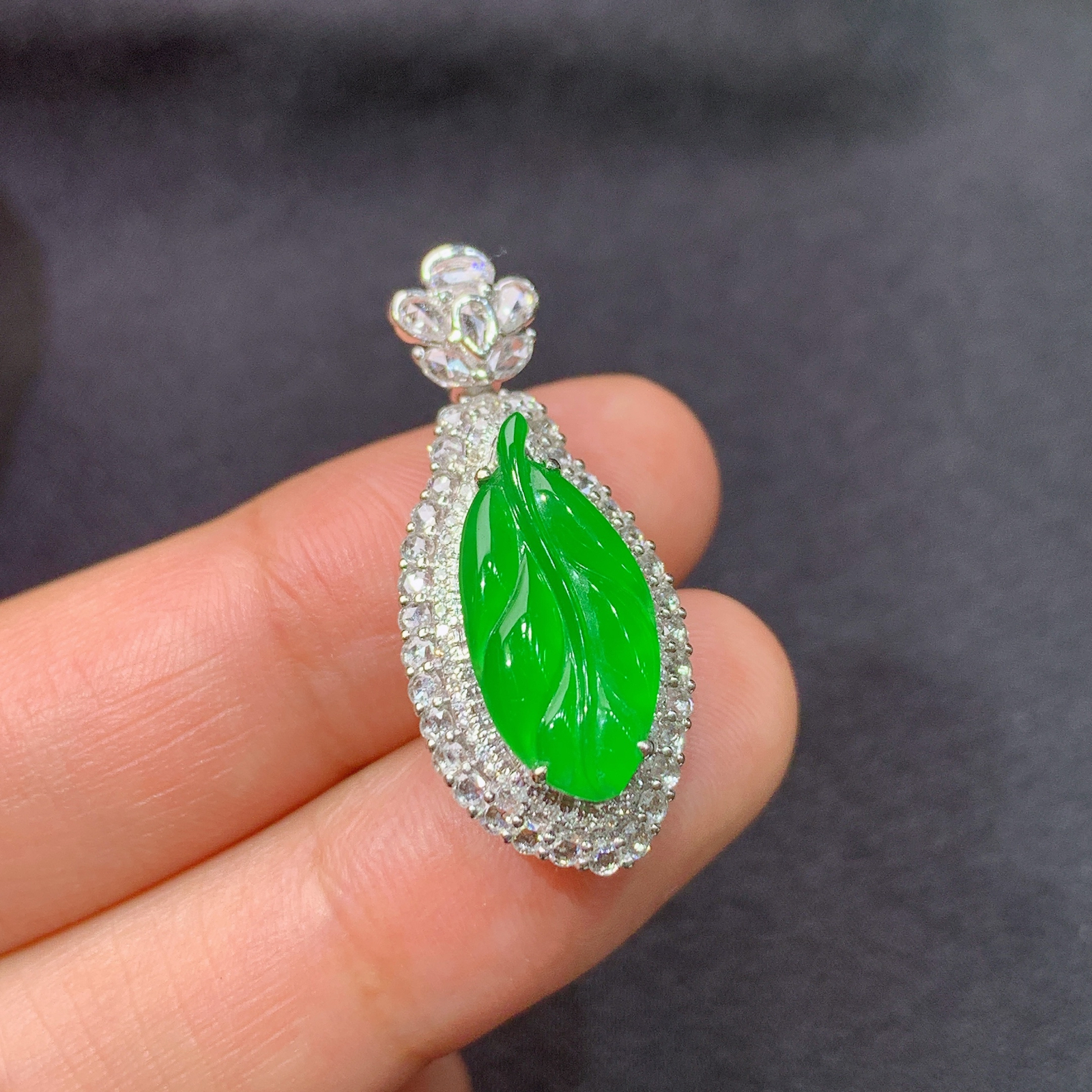 冰阳绿树叶吊坠，18k金镶嵌，冰润色阳，玉质细腻，种水足，C2