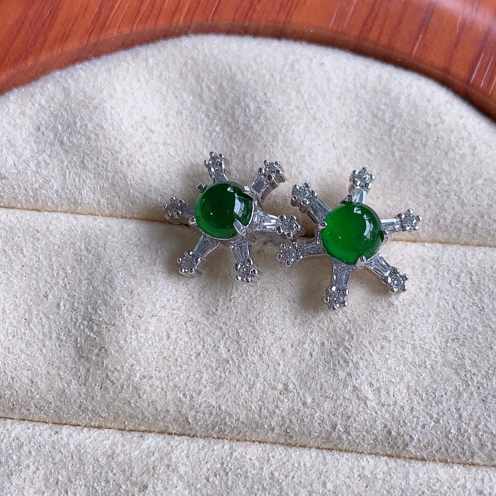 冰满绿翡翠925银镶嵌耳钉，自然光实拍，翠色灵动，颜色漂亮，种老水足，品相佳，佩戴佳品！W502.28  取一整体尺寸：12.8-5.5mm  裸石尺寸：4.8mm