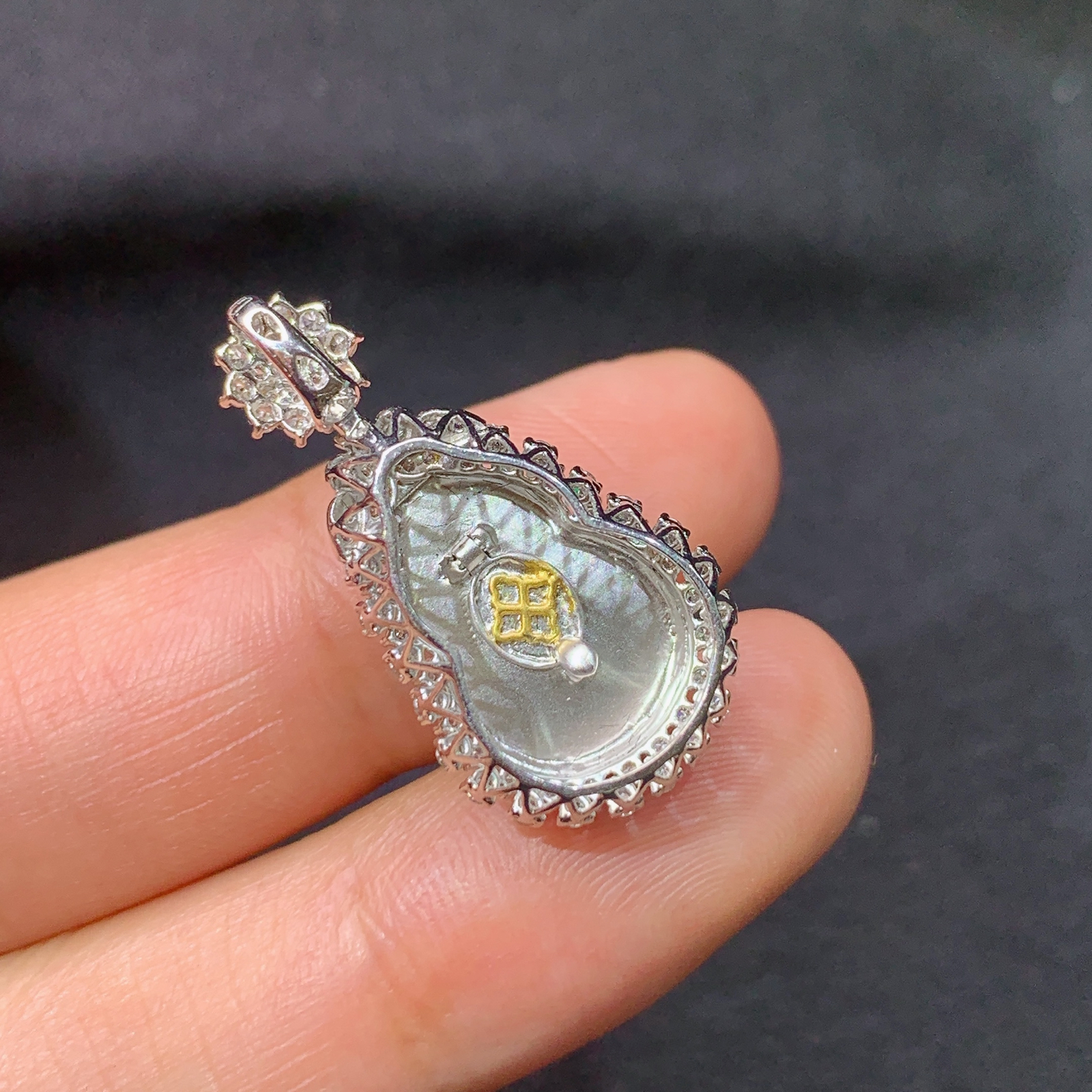 冰阳绿葫芦吊坠，18k金镶嵌，冰润色阳，玉质细腻，种水足，Kf 尺寸26.6*14*10