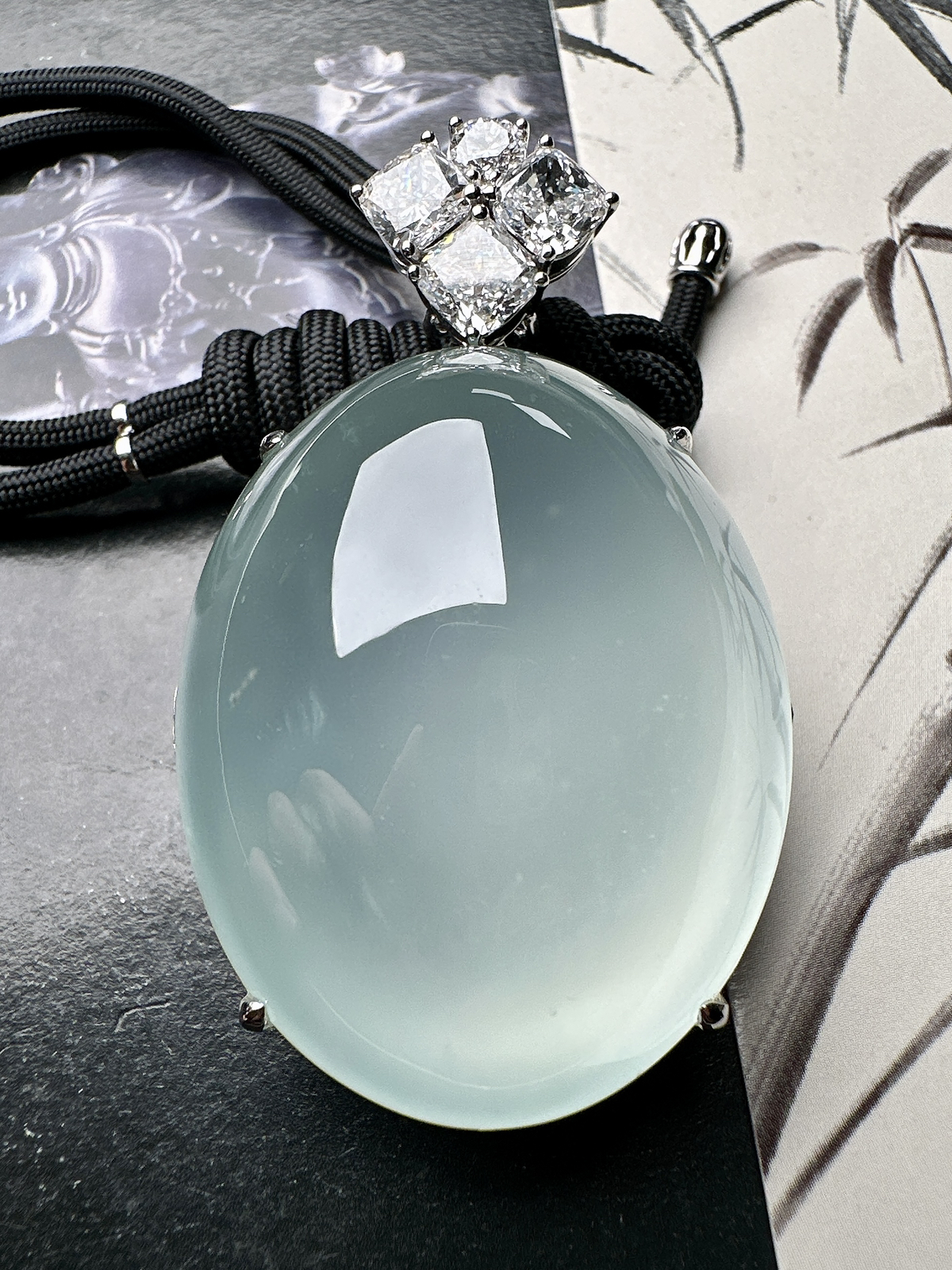 【冰种天空蓝大蛋面】鸽子蛋，珍藏品，晶莹剔透，起强荧光，冰润动人。18k金钻镶嵌，裸石尺寸43*35