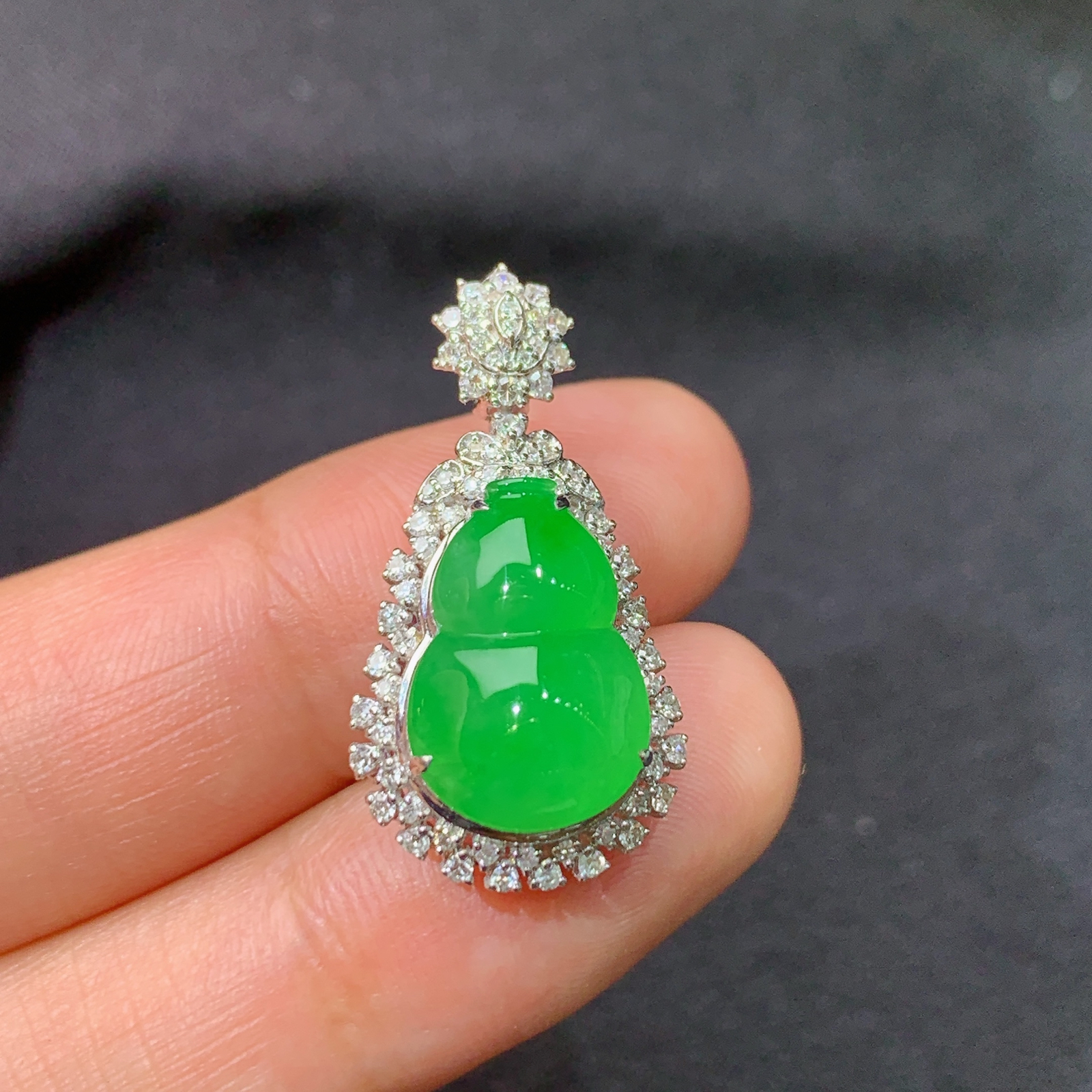 冰阳绿葫芦吊坠，18k金镶嵌，冰润色阳，玉质细腻，种水足，Kf 尺寸26.6*14*10