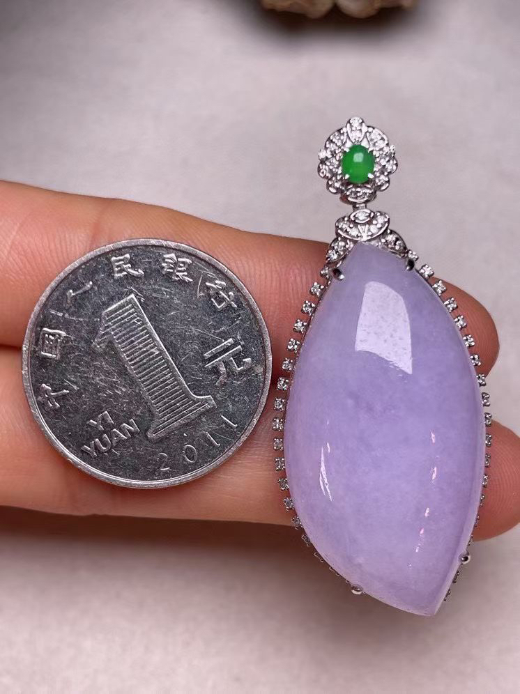 冰糯种紫罗兰随形吊坠、真金真钻镶嵌，种水好，玉质细腻 .裸石尺寸 35.5*18.9