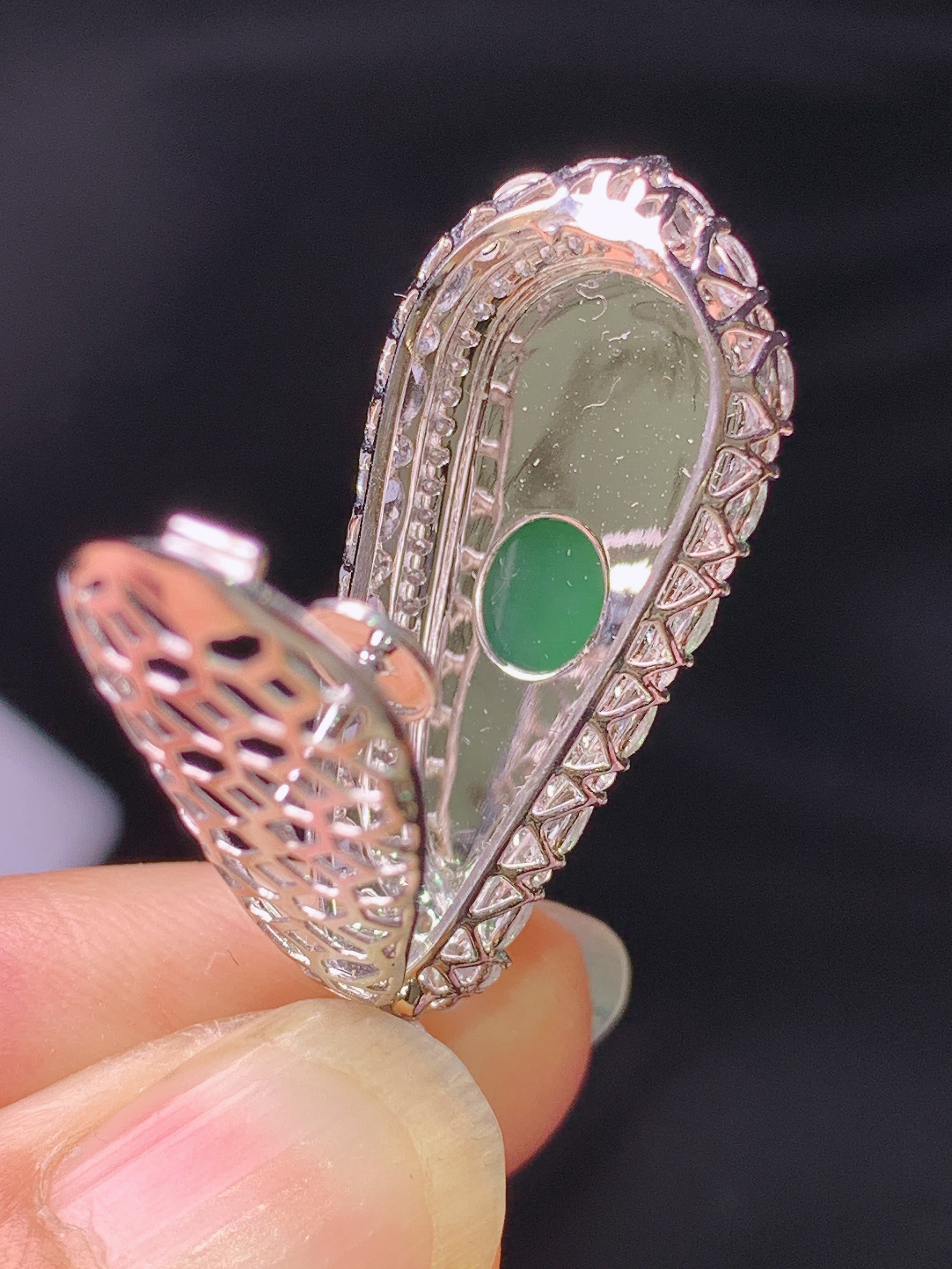 18k金钻镶嵌满绿四季豆吊坠 玉质细腻 色泽艳丽清新 水润亮眼 整体尺寸37.2*14.2*10.5g2